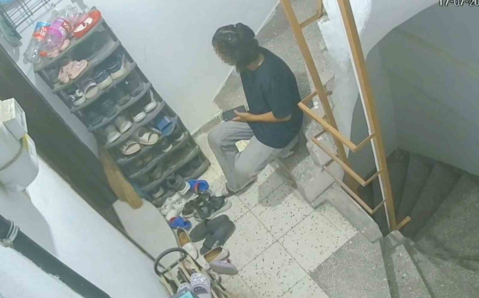 Manisa’da ayakkabı hırsızı güvenlik kamerasına yakalandı 
