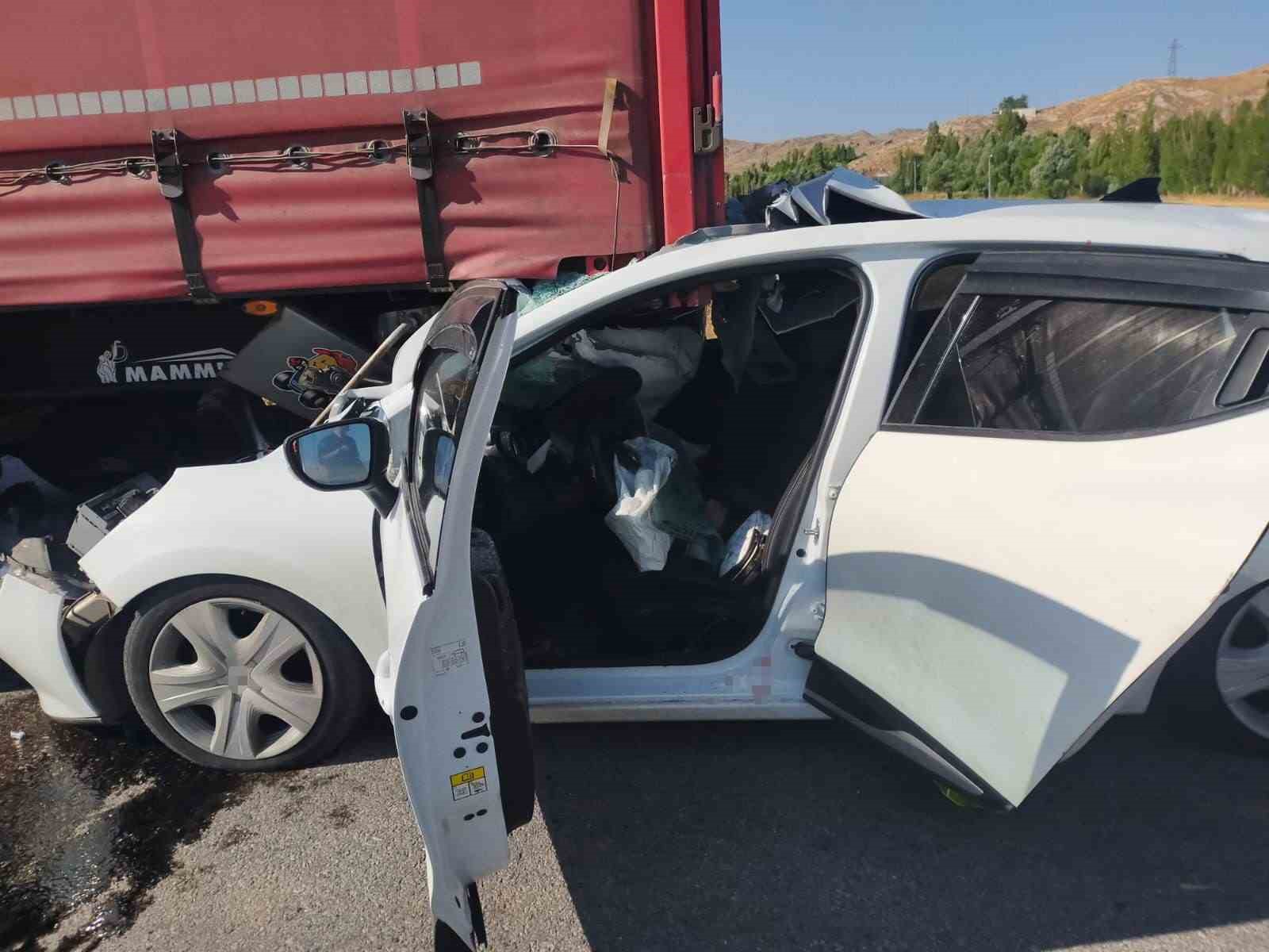 Otomobil tıra çarptı: 2’si çocuk 6 yaralı 