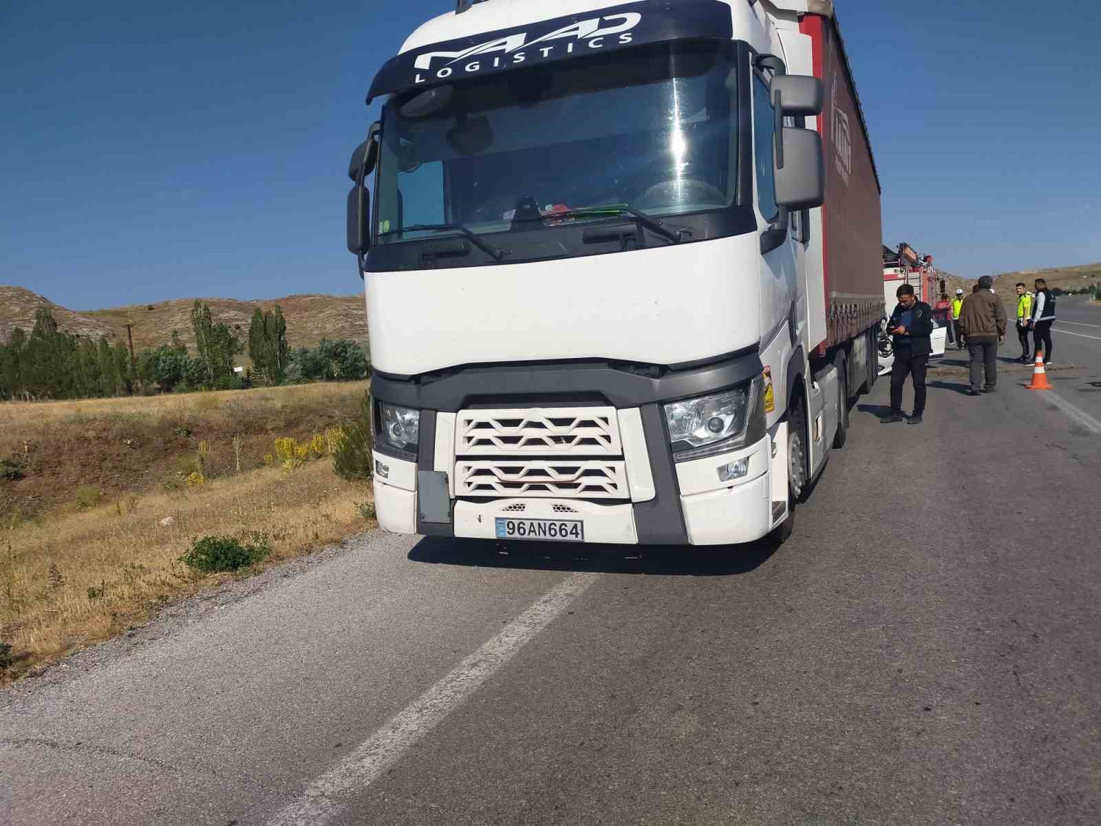 Otomobil tıra çarptı: 2’si çocuk 6 yaralı 
