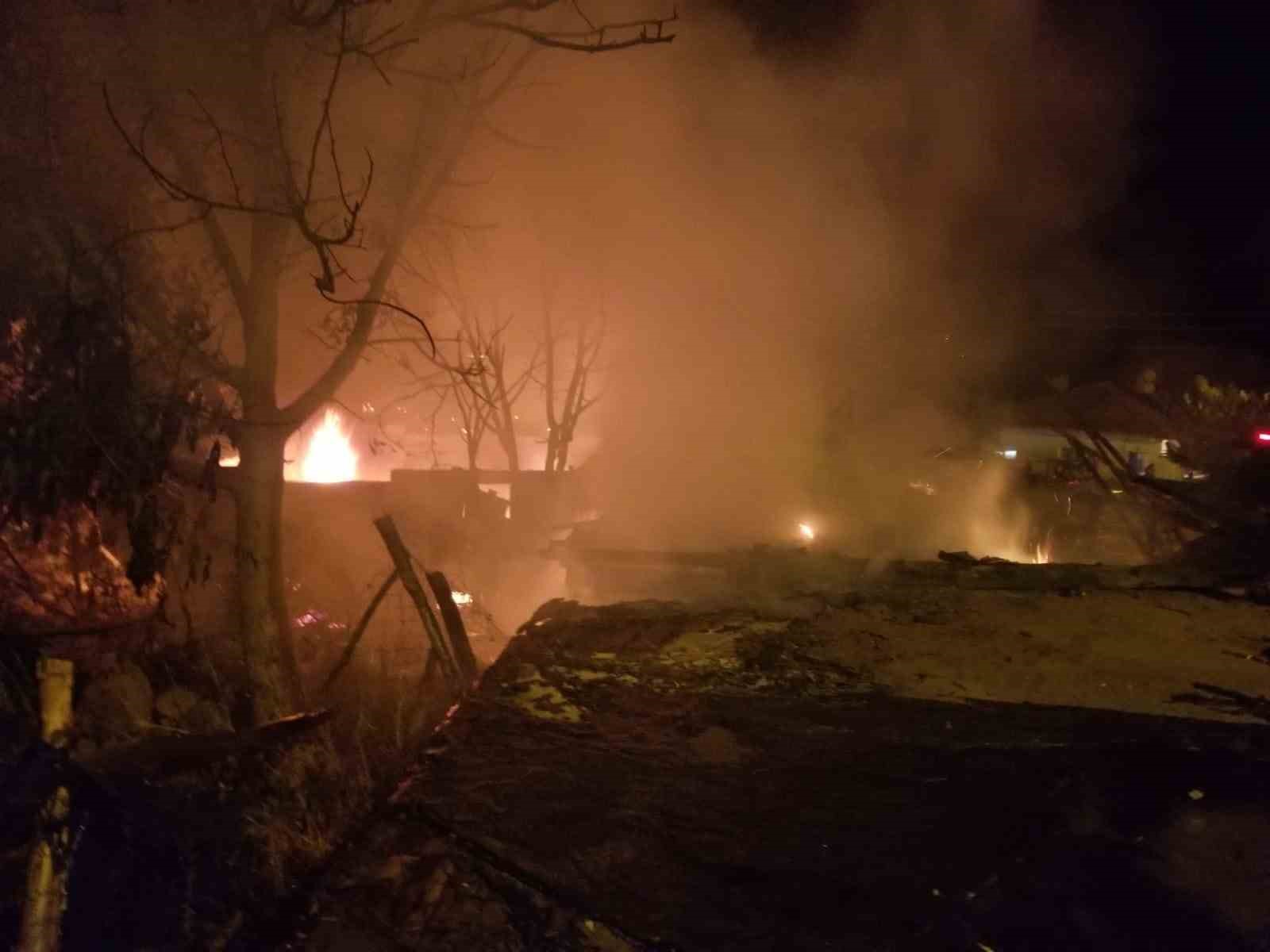 Çorum’da çıkan yangında 2 ev, 2 garaj ve 1 ahır kül oldu 