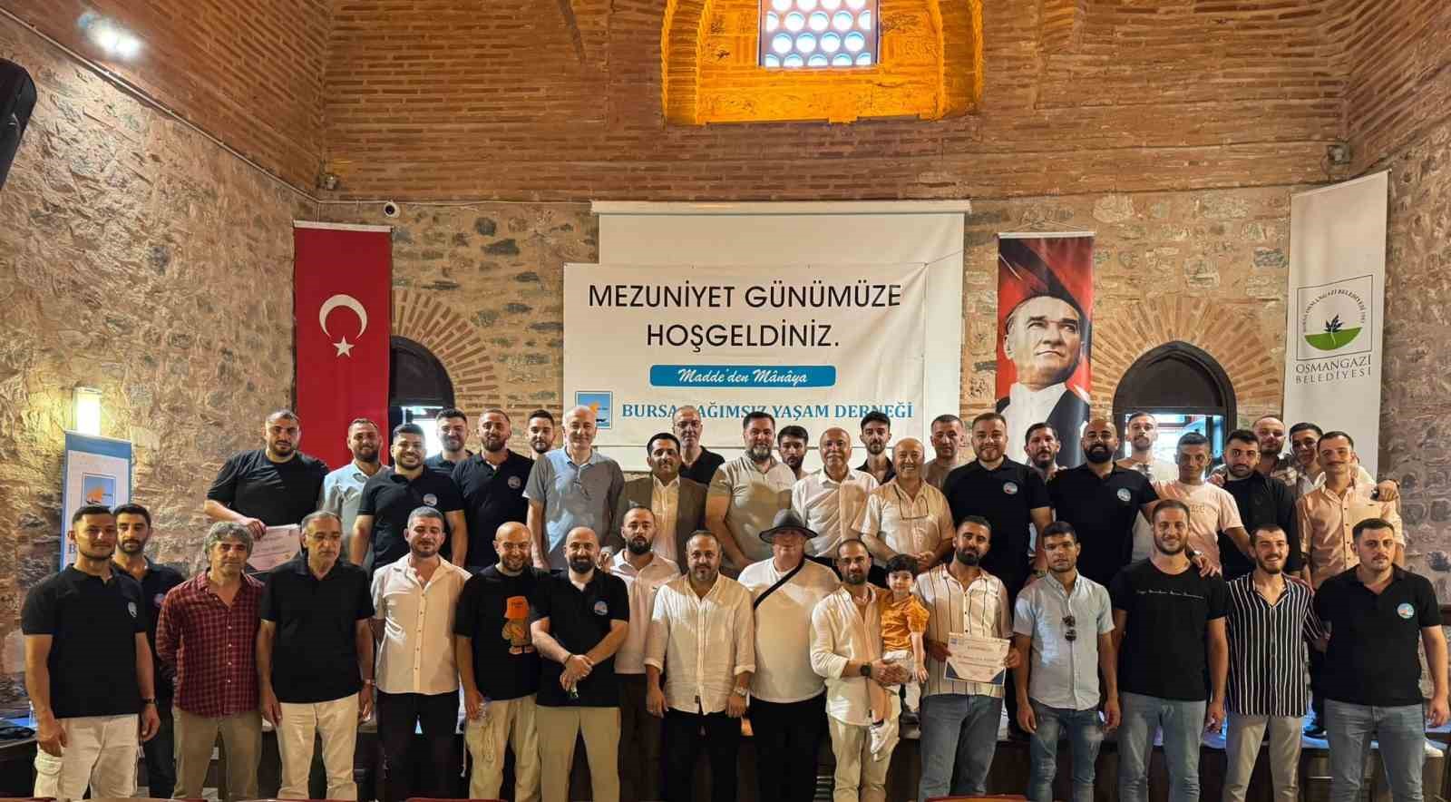 Bağımlılıklarını yenen bireyler mezuniyet coşkusunu yaşadı 