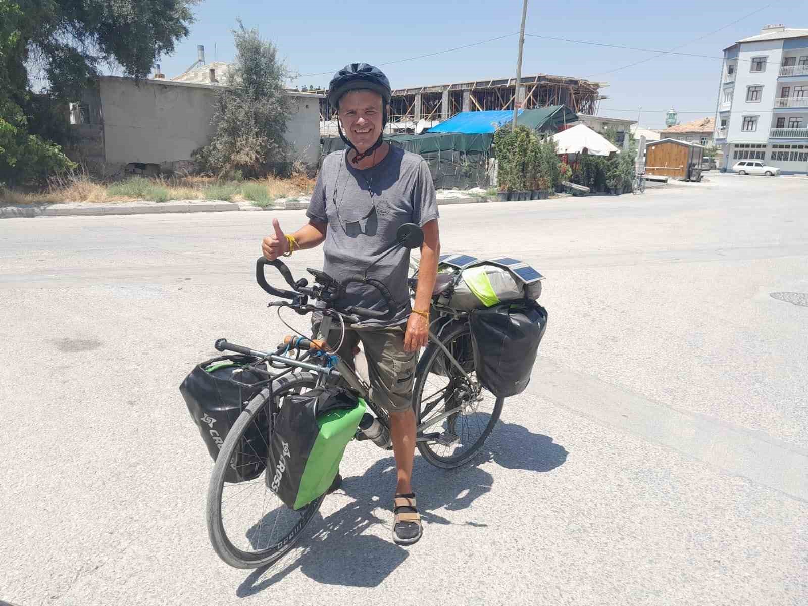 Fransız bisikletçi 3 bin 500 kilometre pedal çevirerek Karapınar’a ulaştı 
