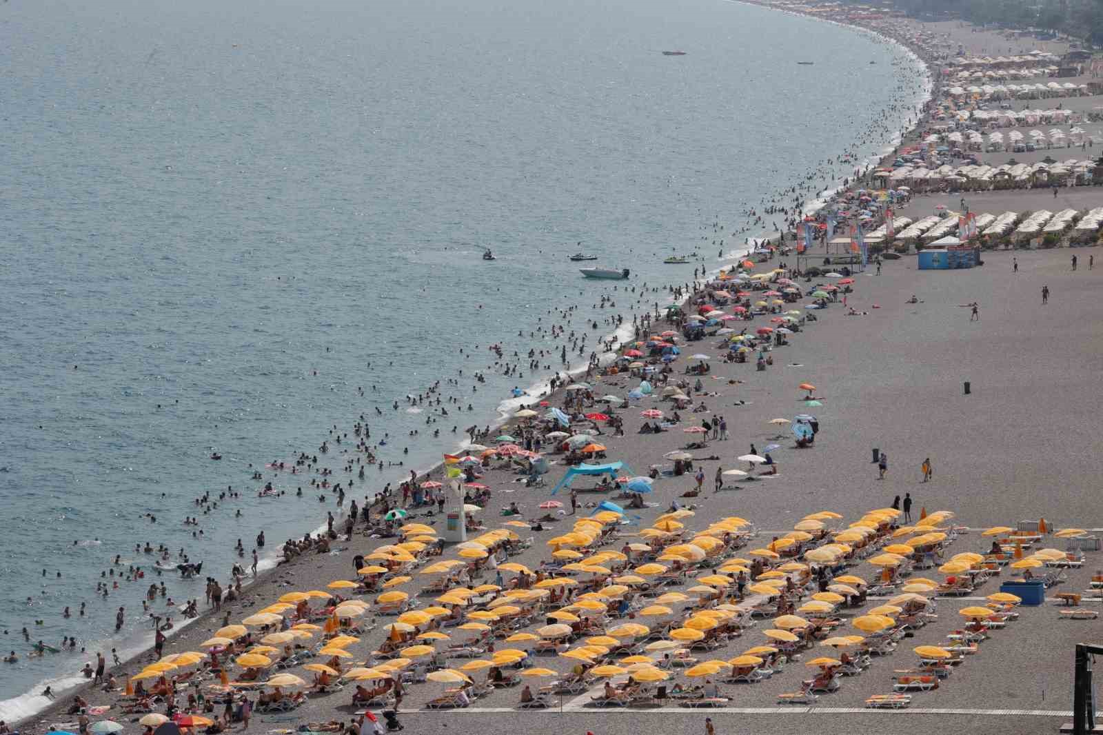 Antalya’da sıcaktan bunalanlar sahile akın etti 