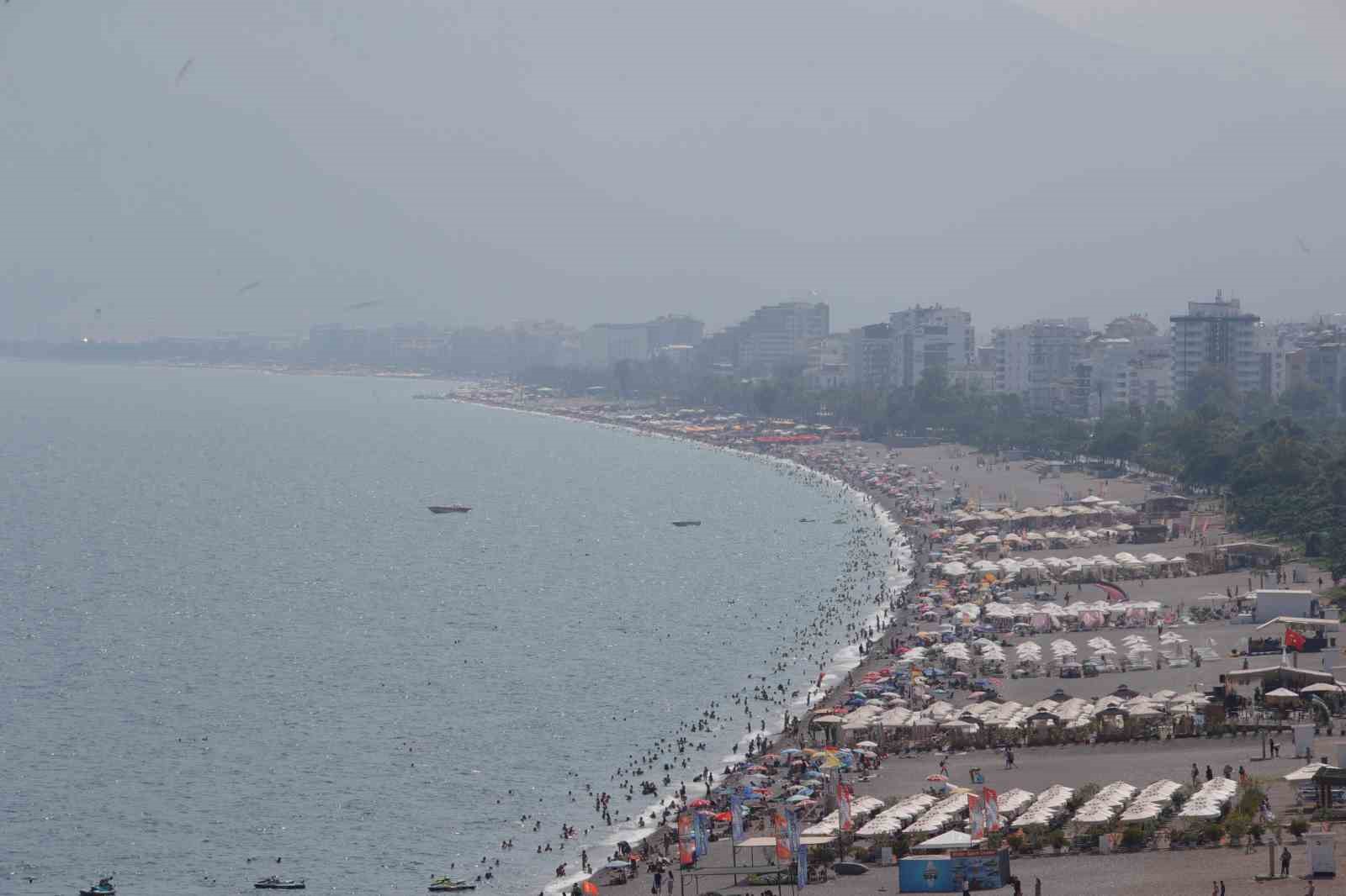 Antalya’da sıcaktan bunalanlar sahile akın etti 