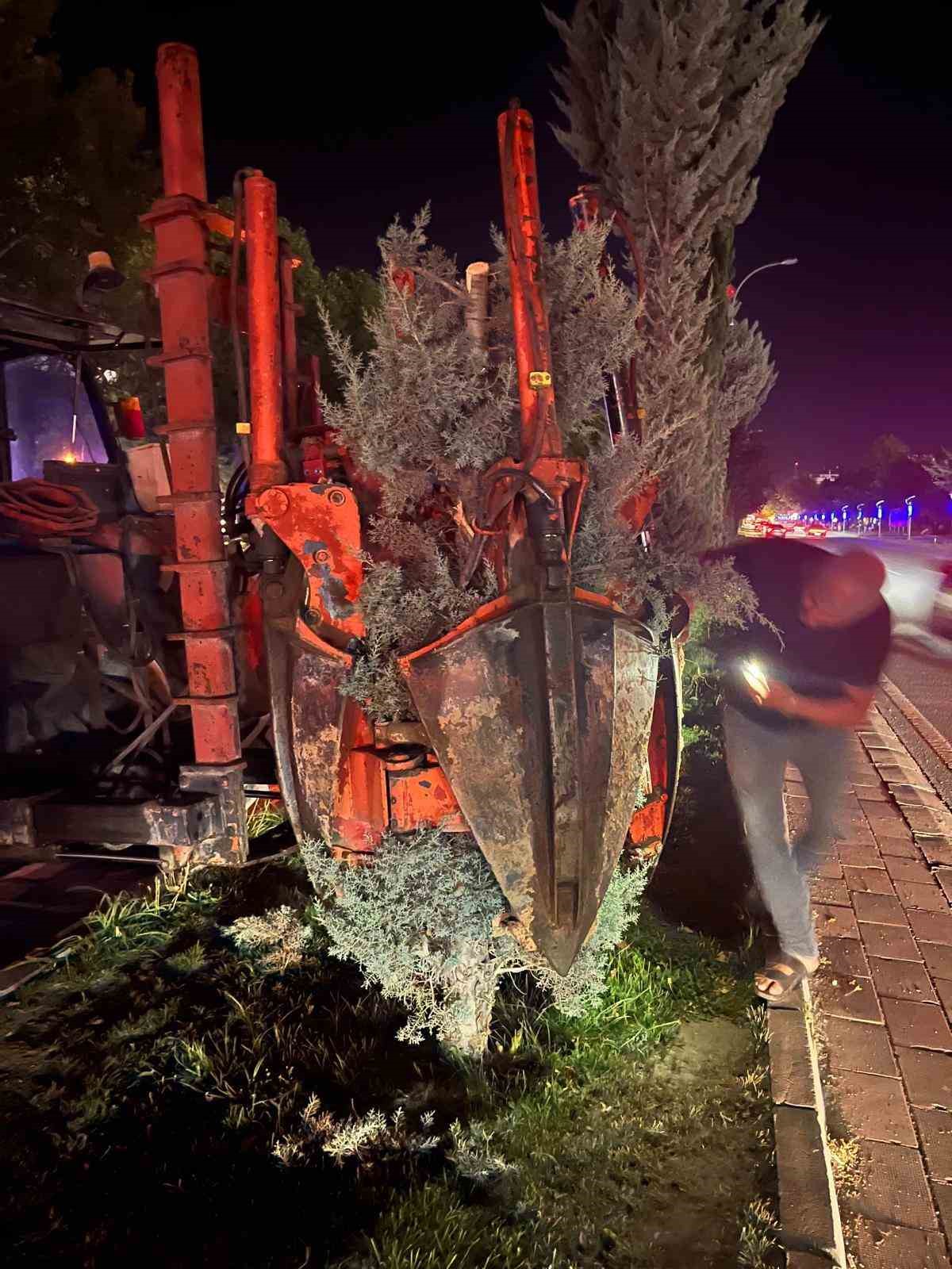 Hazardağlı Kavşağı’ndaki ağaçlar taşınarak koruma altına alınıyor 