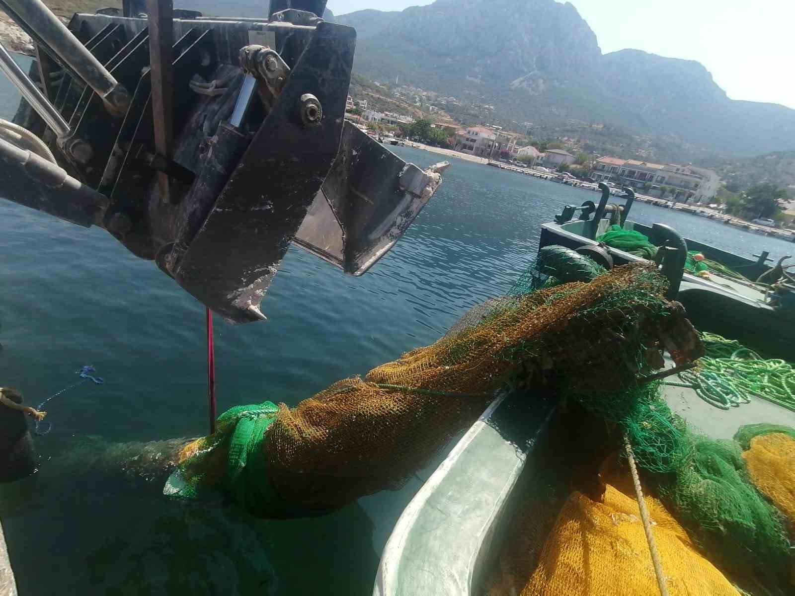 İzmir Karaburun’da balıkçı ağına denizaltı torpidosu takıldı 