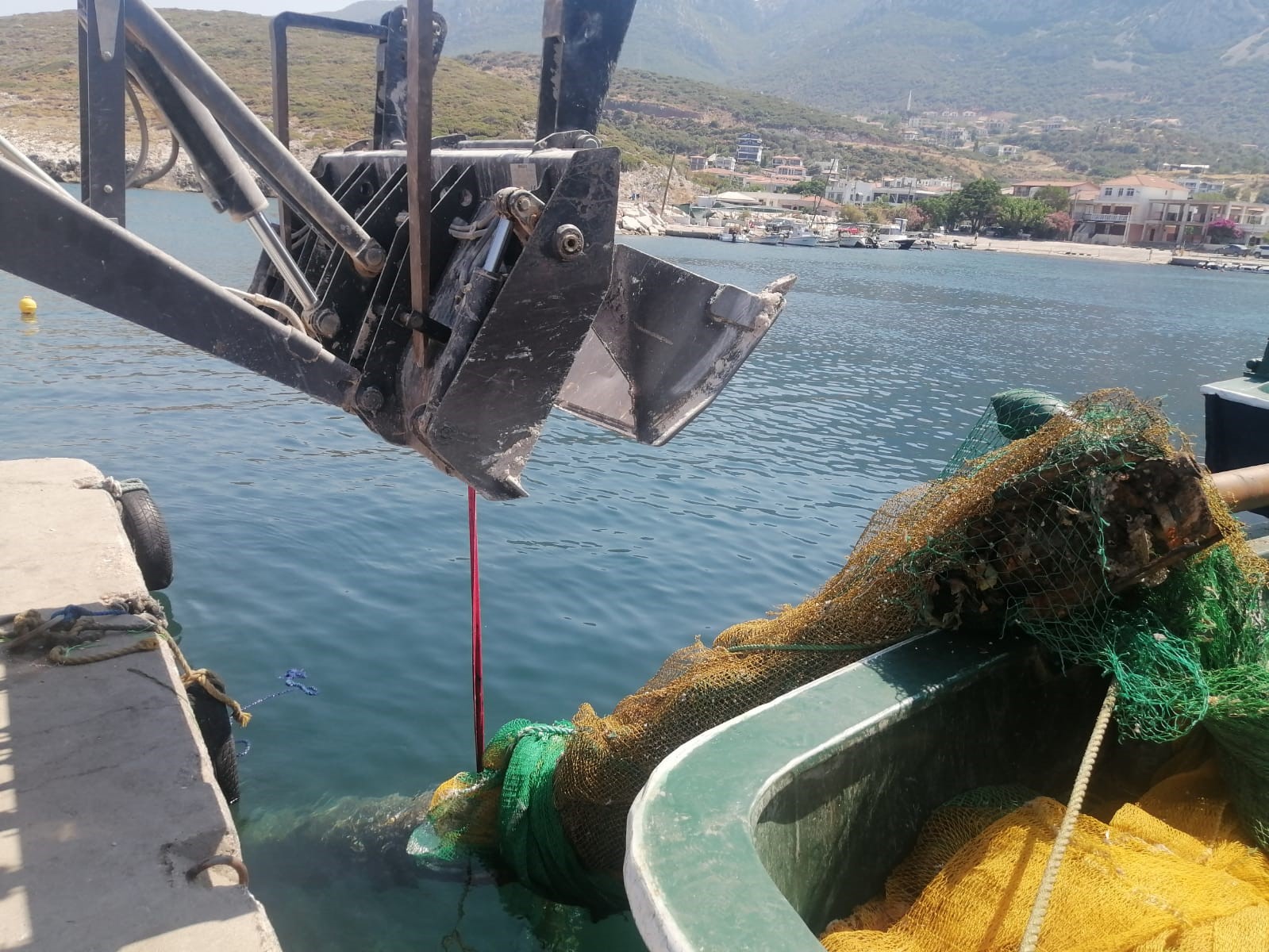 İzmir Karaburun’da balıkçı ağına denizaltı torpidosu takıldı 