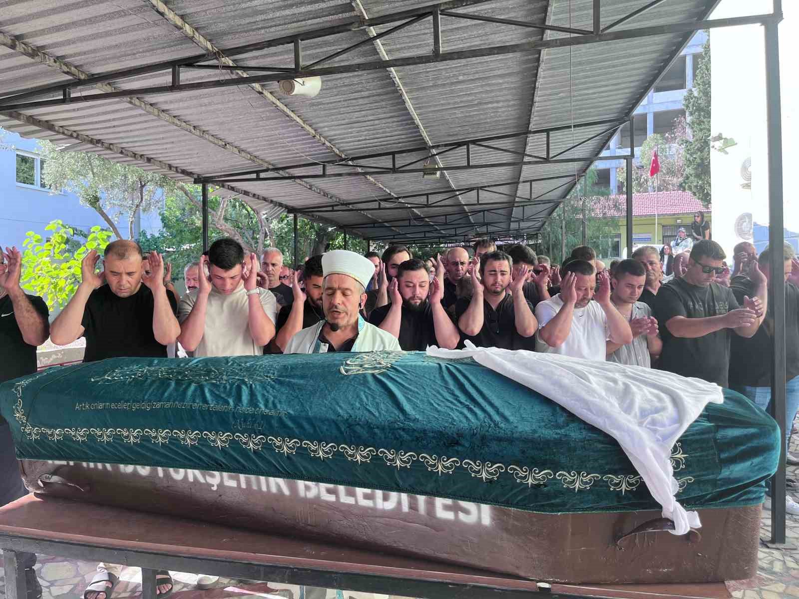 İzmir’de boşandığı eşi tarafından öldürülen kadın son yolculuğuna uğurlandı 