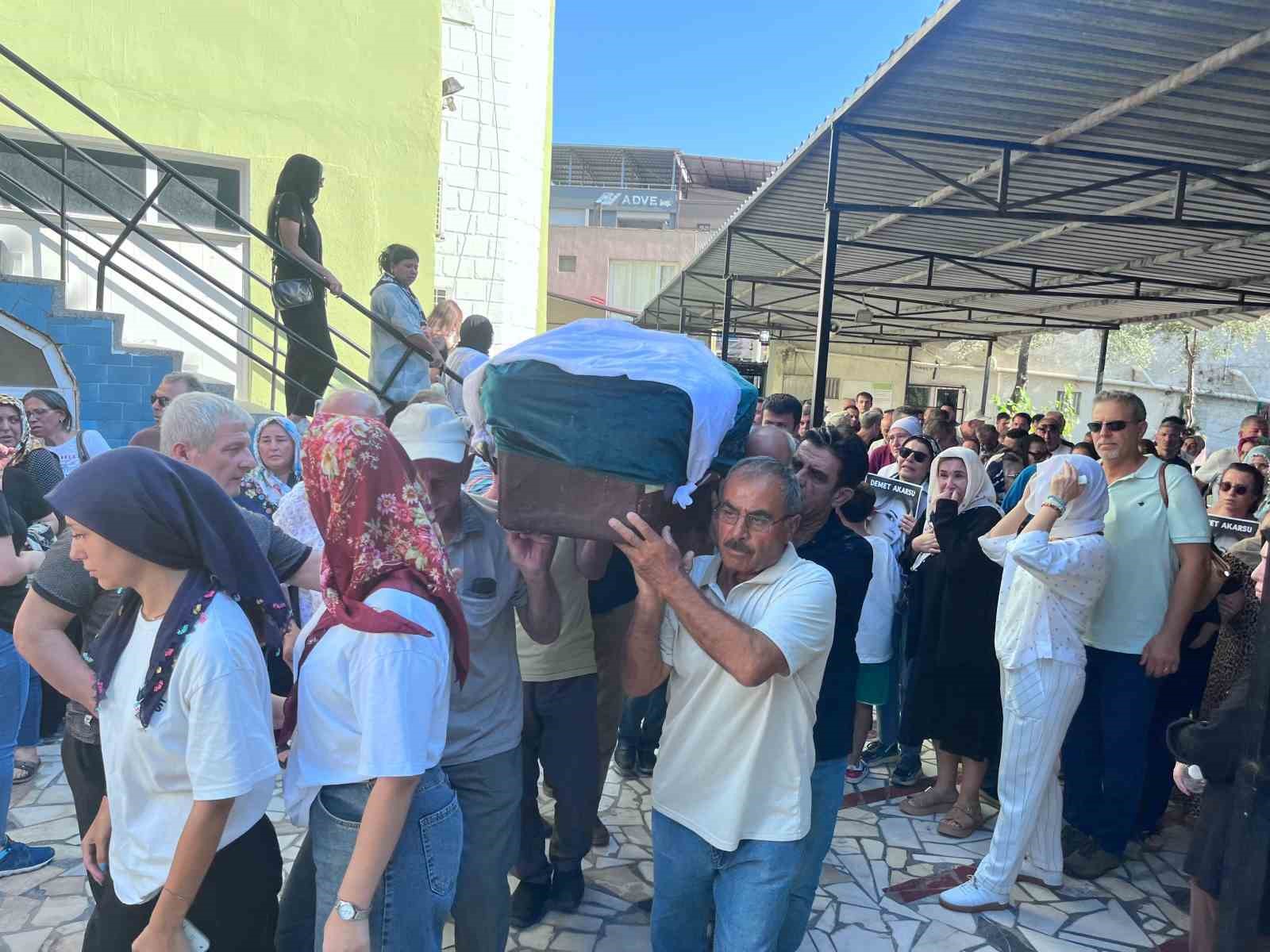 İzmir’de boşandığı eşi tarafından öldürülen kadın son yolculuğuna uğurlandı 