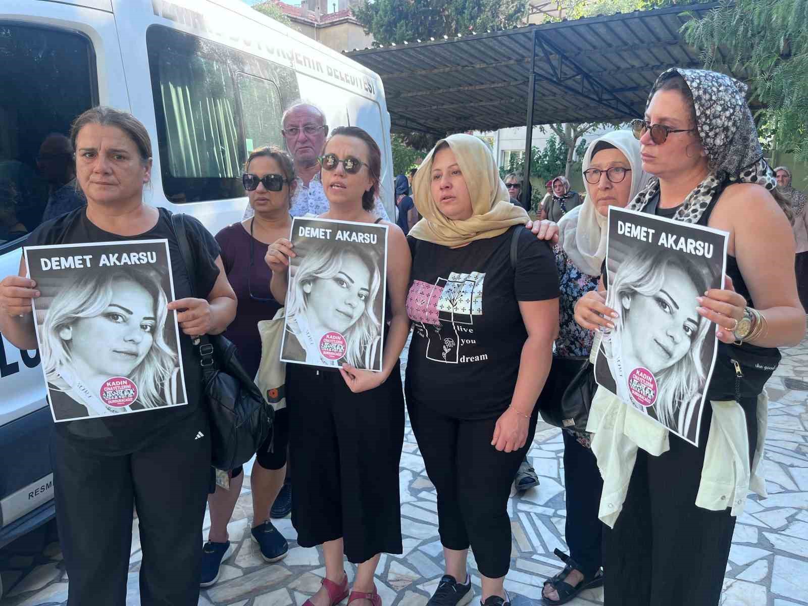 İzmir’de boşandığı eşi tarafından öldürülen kadın son yolculuğuna uğurlandı 