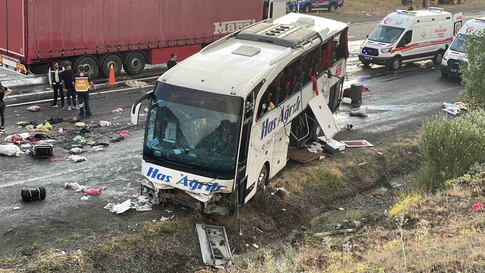 Sivas’ta yolcu otobüsü devrildi: 3 ölü, 24 yaralı 