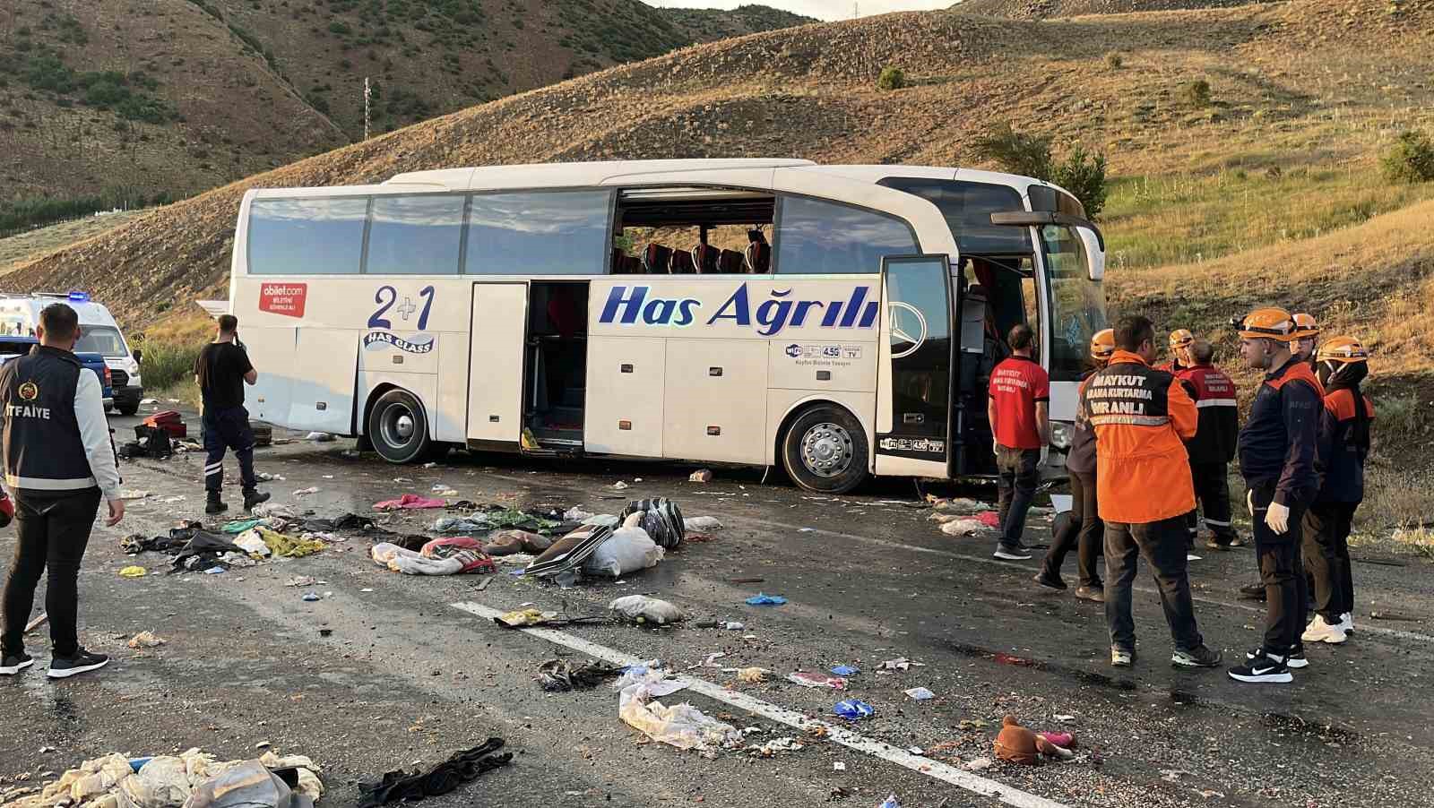 Sivas’ta yolcu otobüsü devrildi: 3 ölü, 24 yaralı 