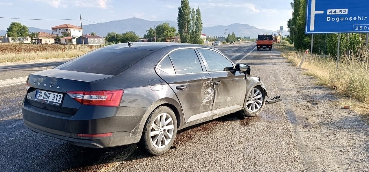 Doğanşehir’de iki araç çarpıştı: 2 yaralı 