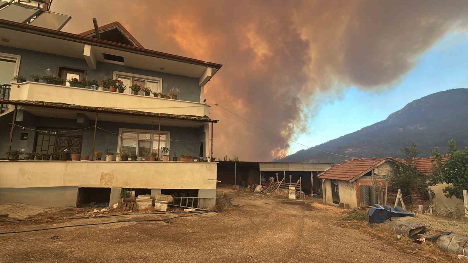 Sakarya’daki orman yangınına müdahale sürüyor: Bir mahalle tahliye ediliyor 