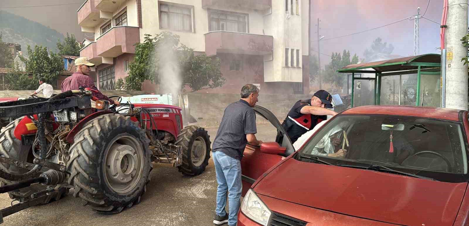 Sakarya’daki orman yangınına müdahale sürüyor: Bir mahalle tahliye ediliyor 