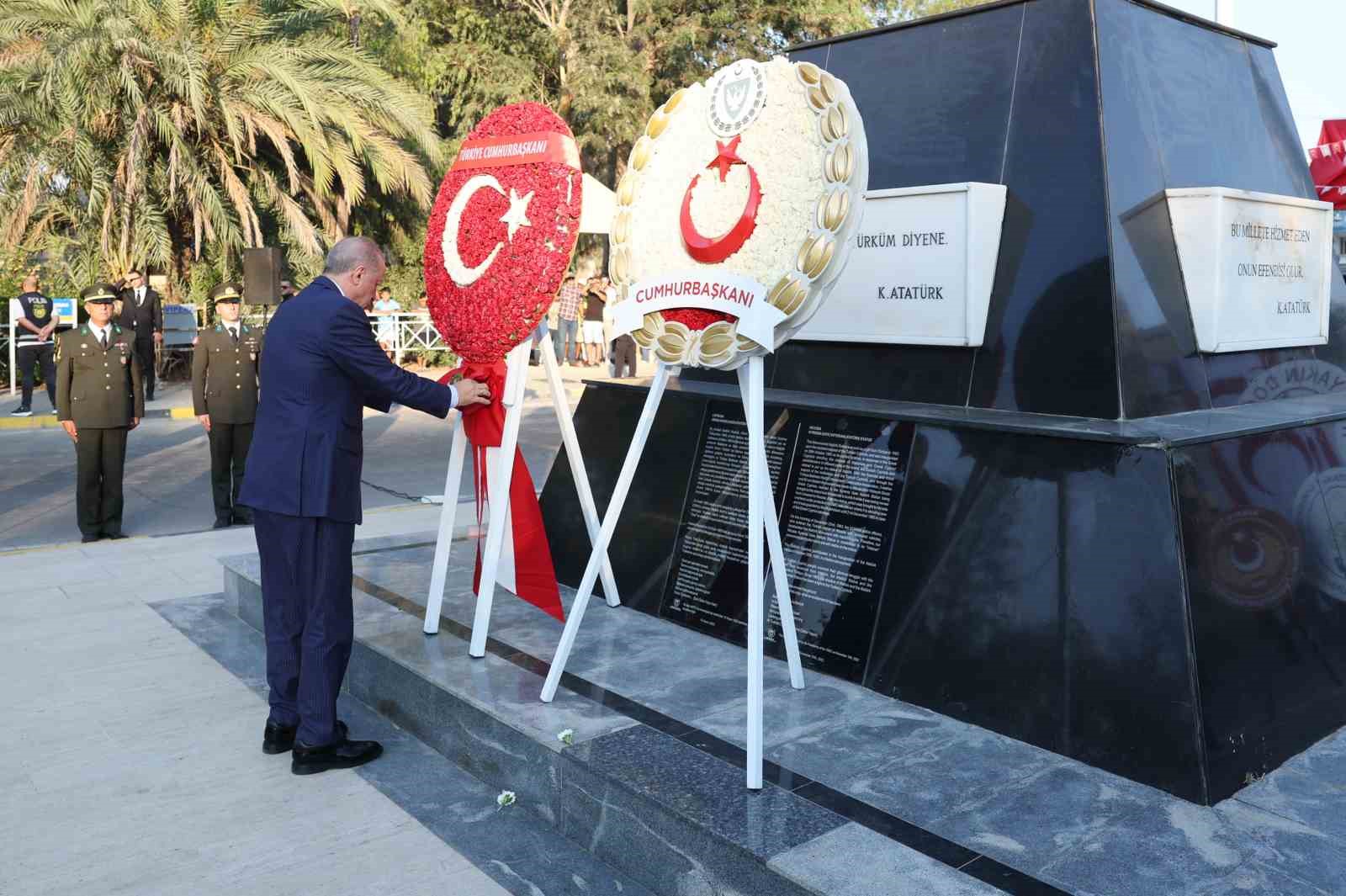 Cumhurbaşkanı Erdoğan, KKTC’de Atatürk Anıtı’na çelenk bıraktı 