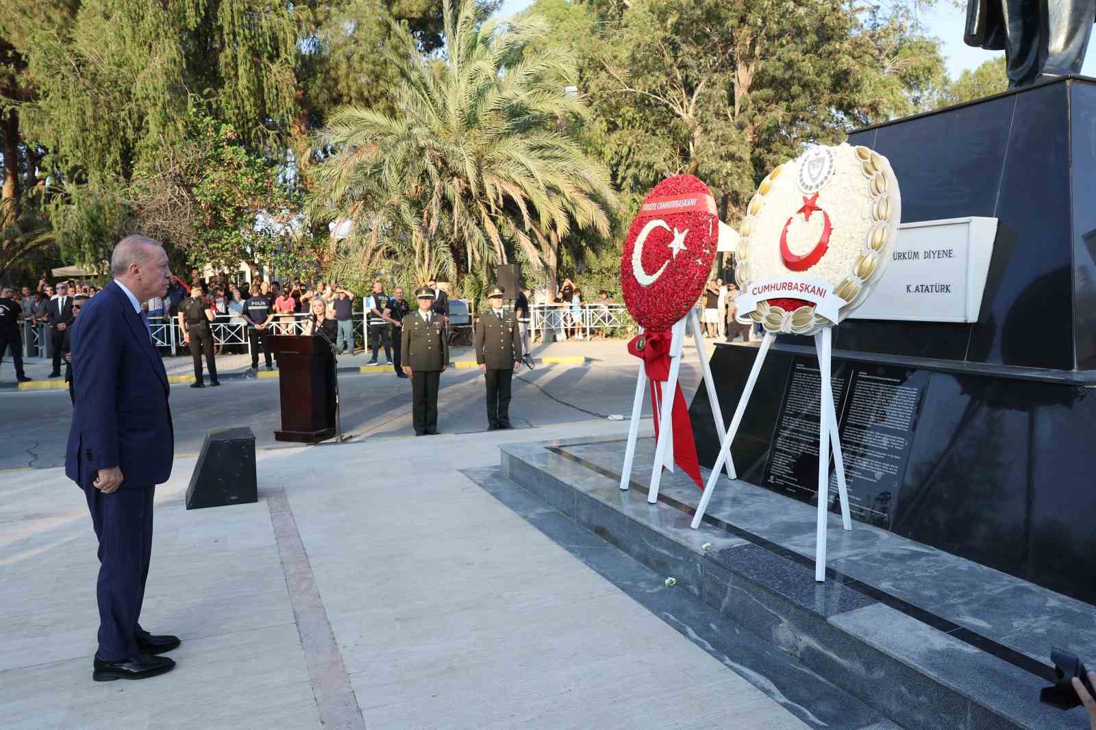 Cumhurbaşkanı Erdoğan, KKTC’de Atatürk Anıtı’na çelenk bıraktı 