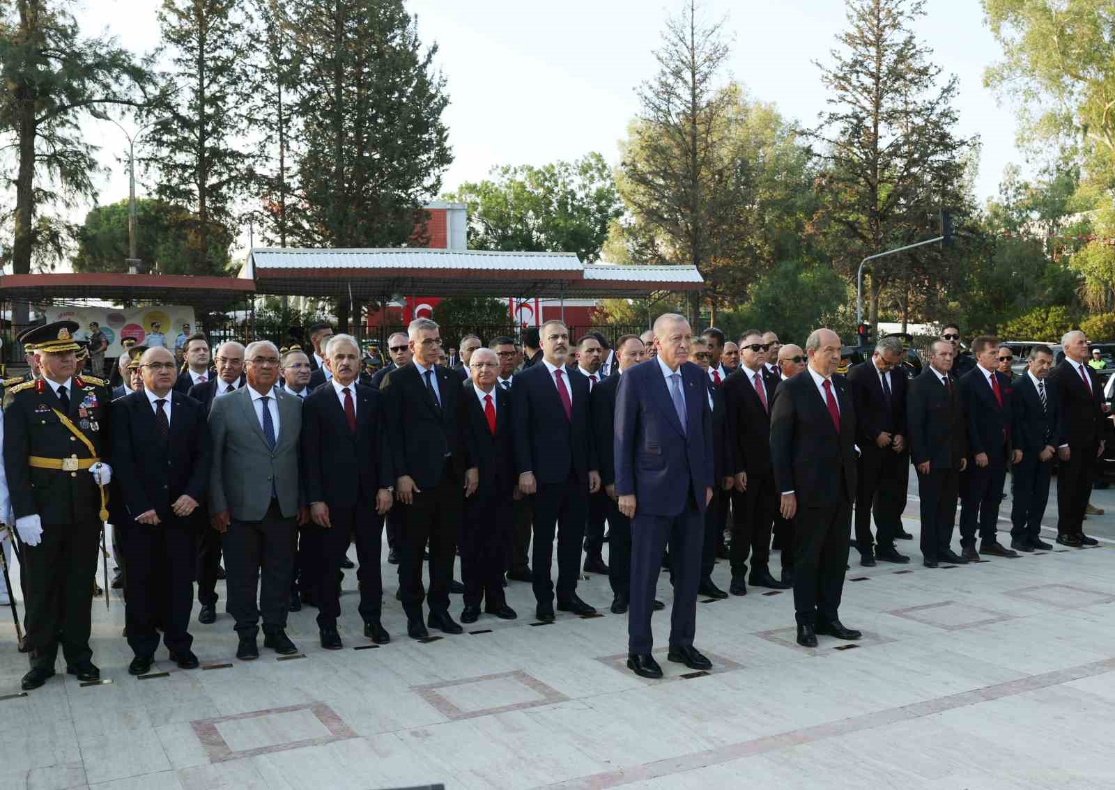 Cumhurbaşkanı Erdoğan, KKTC’de Atatürk Anıtı’na çelenk bıraktı 