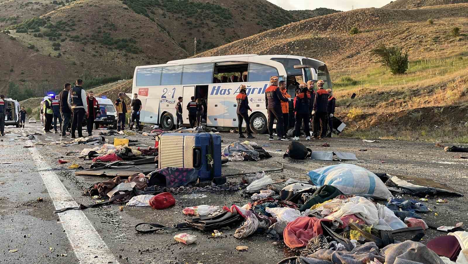 Yolcu otobüsü dağ yamacına çarptı: 4 ölü, 33 yaralı 