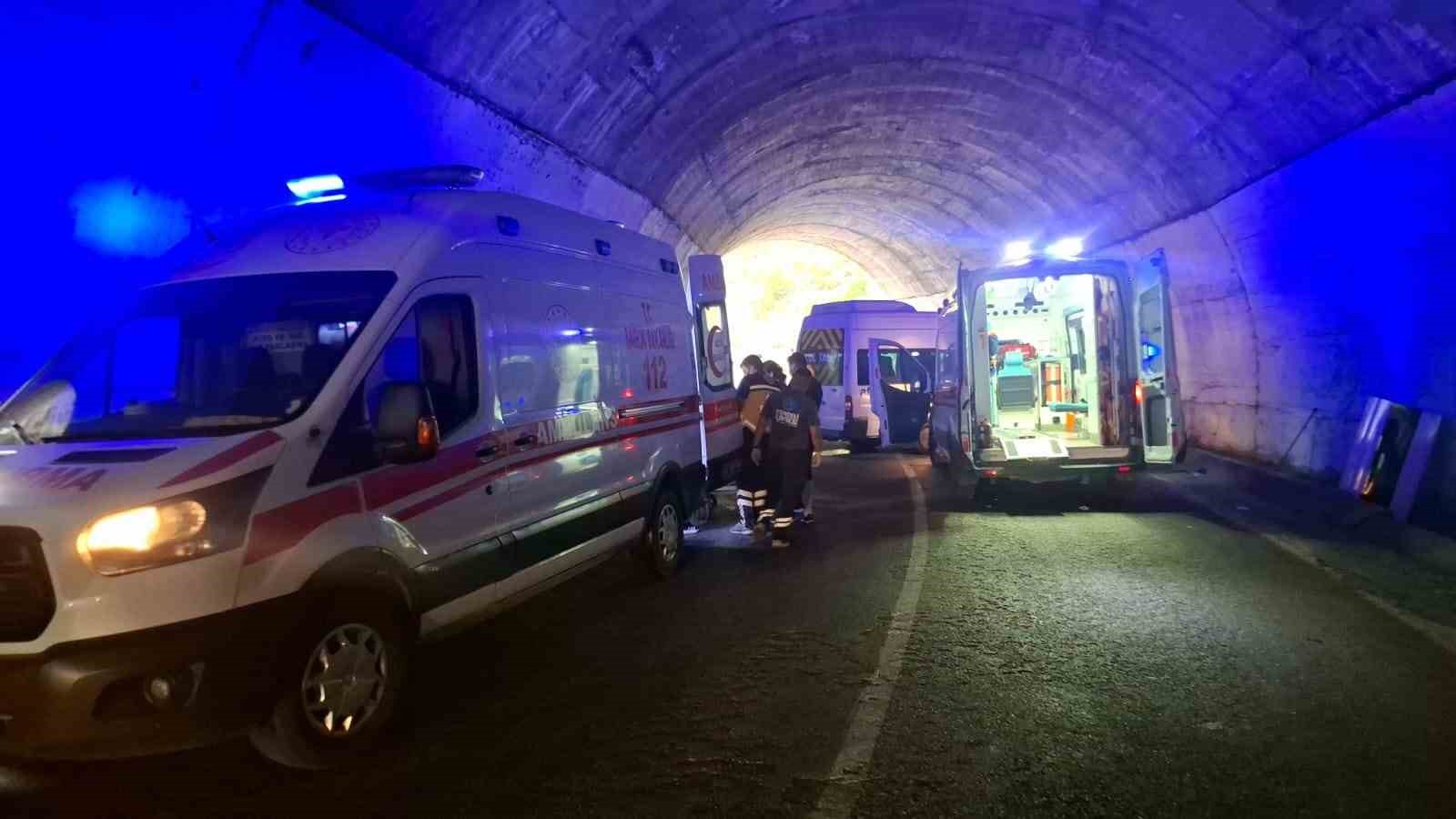 Tunceli’de tünelde trafik kazası: 8 kişi yaralandı 