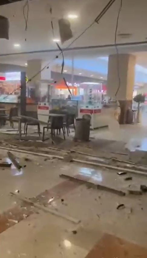 Beylikdüzü’nde AVM’nin yemek katının asma tavanı çöktü: 1 kişi yaralandı 