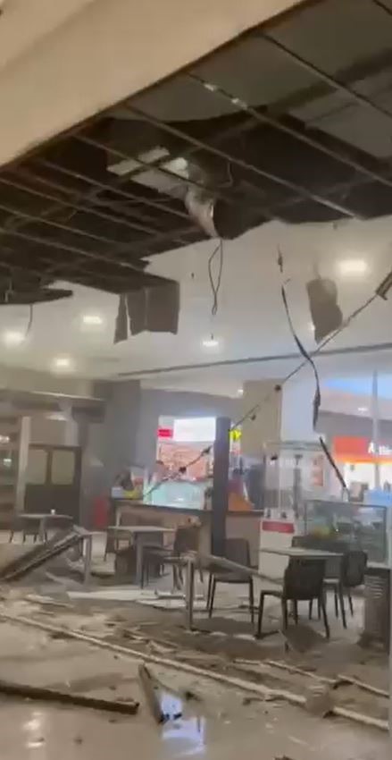 Beylikdüzü’nde AVM’nin yemek katının asma tavanı çöktü: 1 kişi yaralandı 