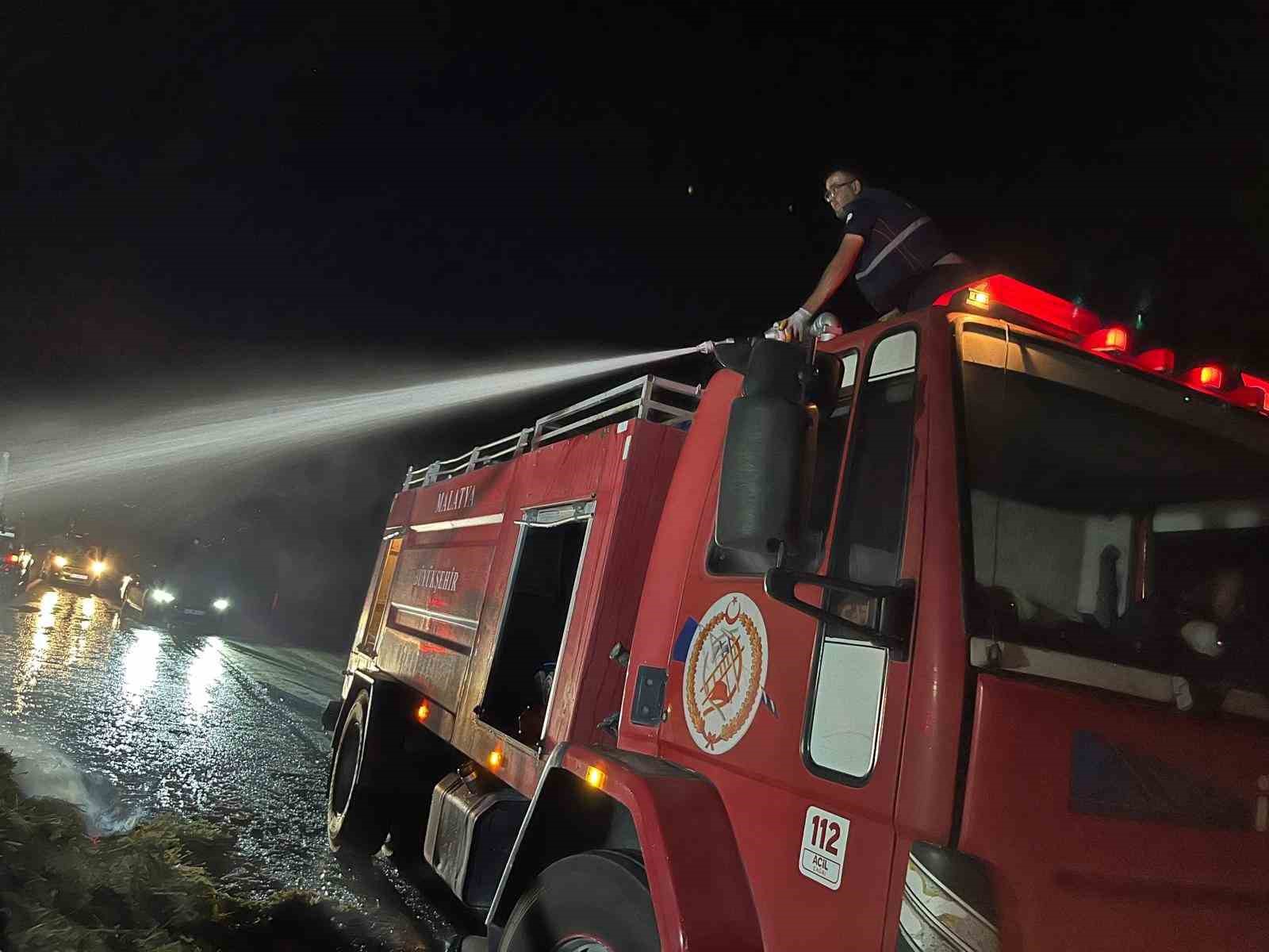 Arguvan’da yonca yüklü kamyonet alev alev yandı 