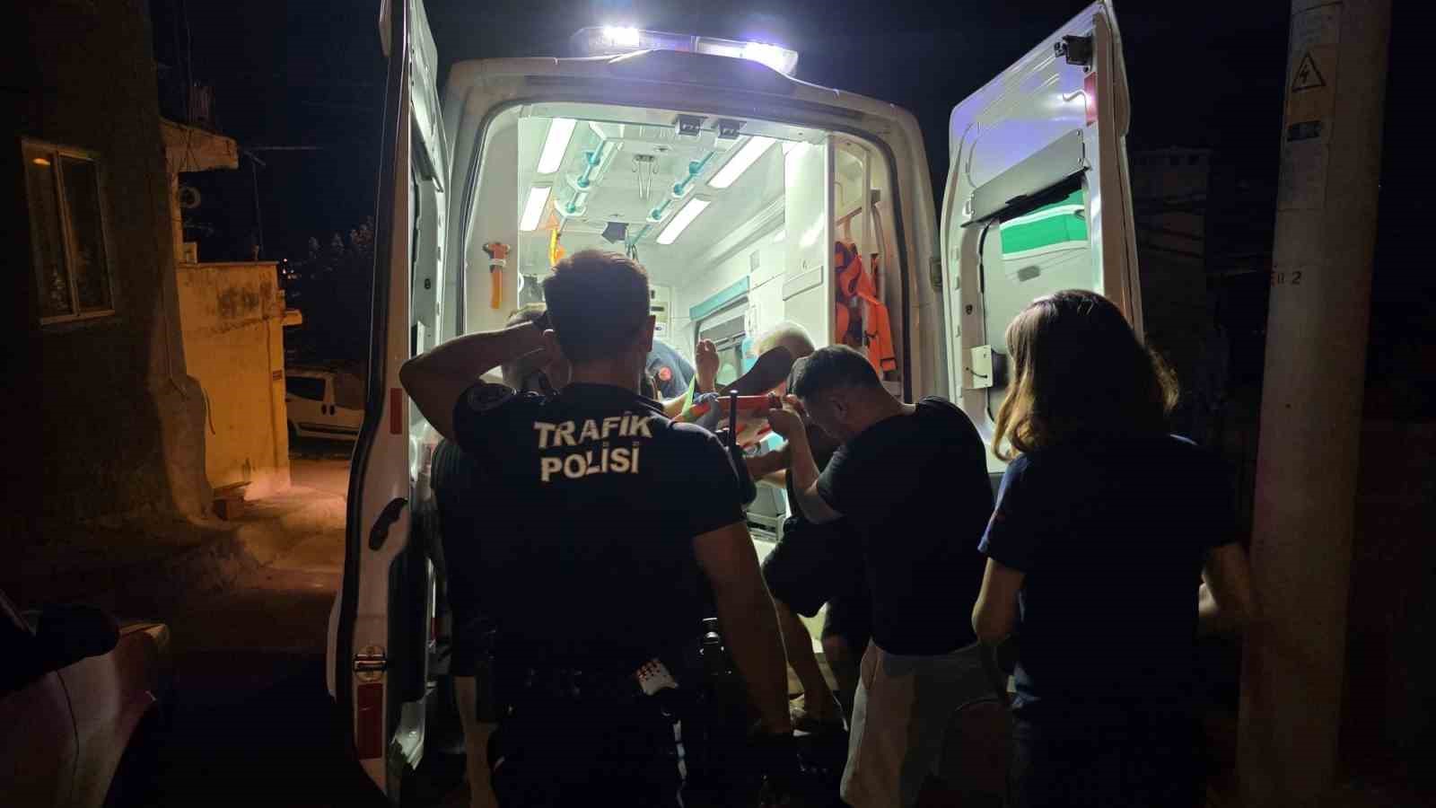 Kazadan sonra ayağı pedala sıkışan motosiklet sürücüsü böyle kurtarıldı 