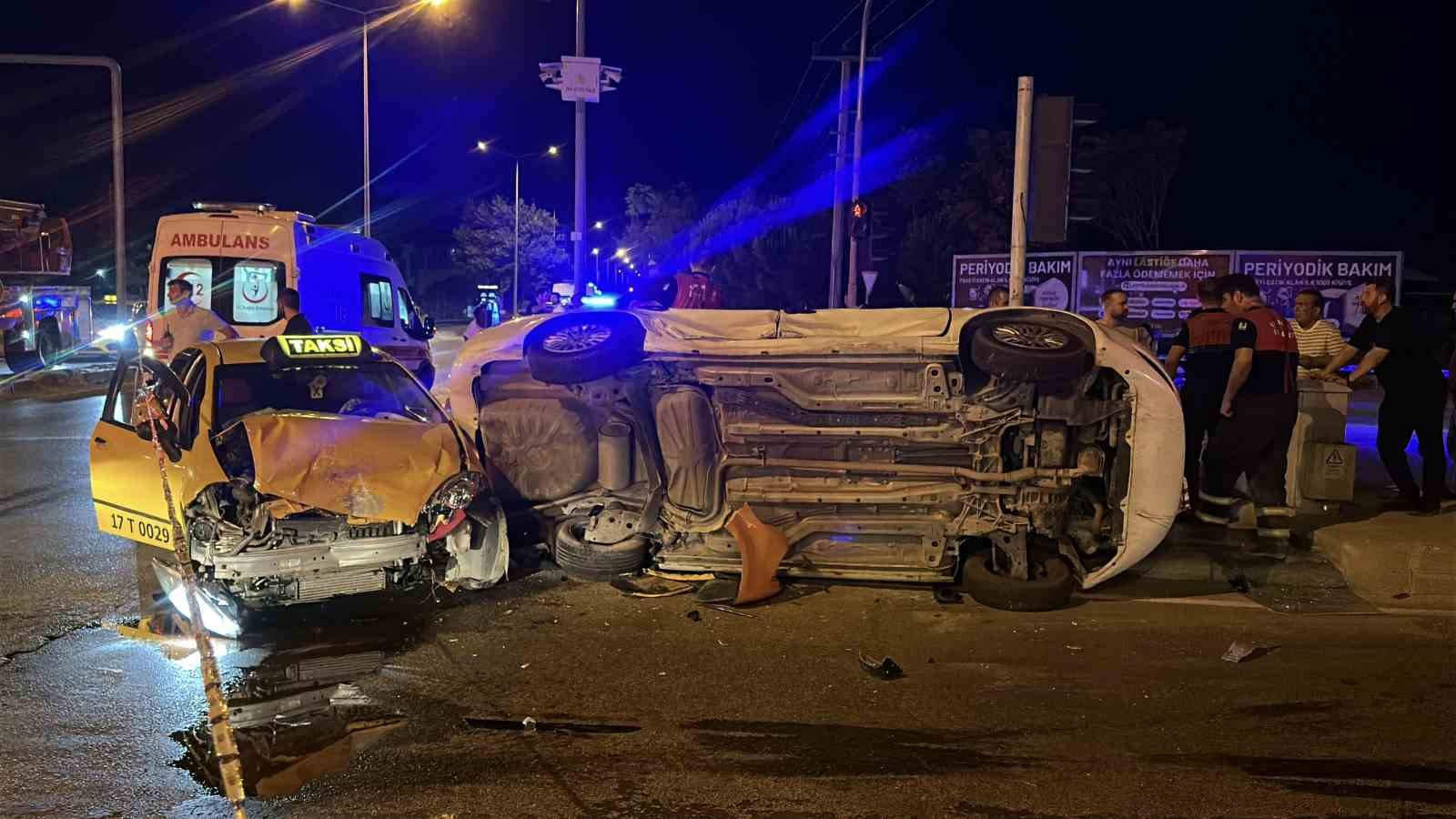 Çanakkale’de ticari taksi ve otomobil çarpıştı: 8 yaralı