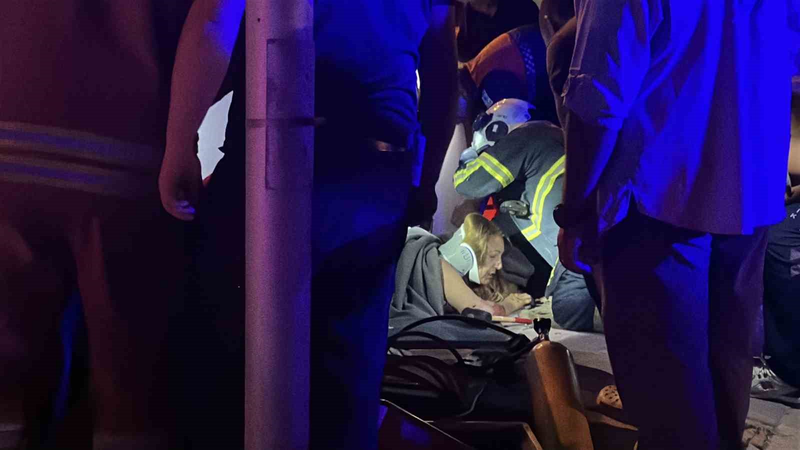 Çanakkale’de ticari taksi ve otomobil çarpıştı: 8 yaralı 