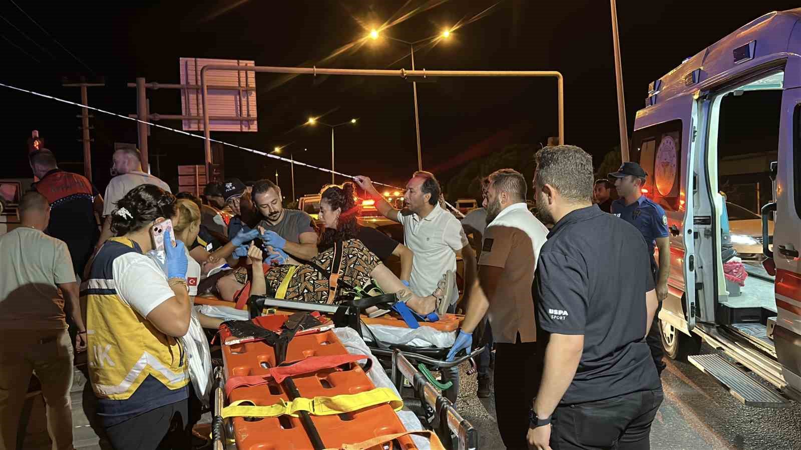 Çanakkale’de ticari taksi ve otomobil çarpıştı: 8 yaralı 
