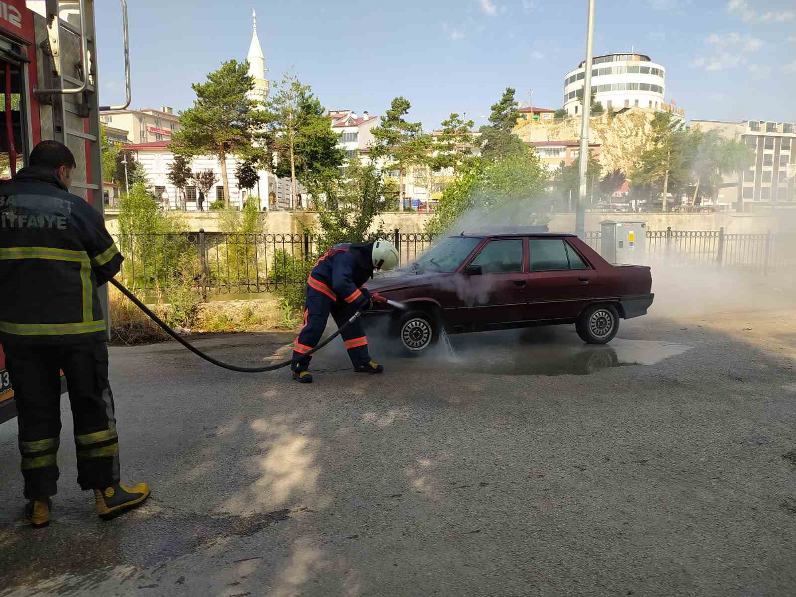 Bayburt’ta park halindeki otomobil alev aldı 