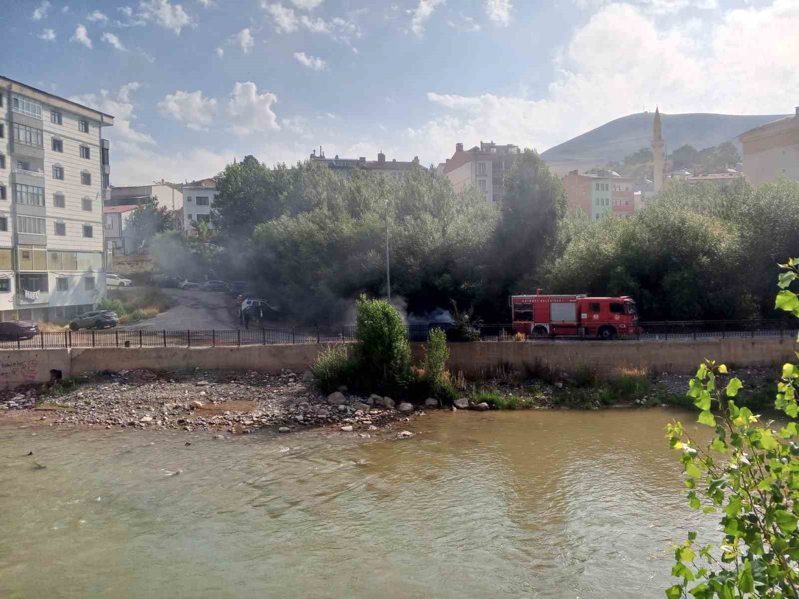 Bayburt’ta park halindeki otomobil alev aldı 