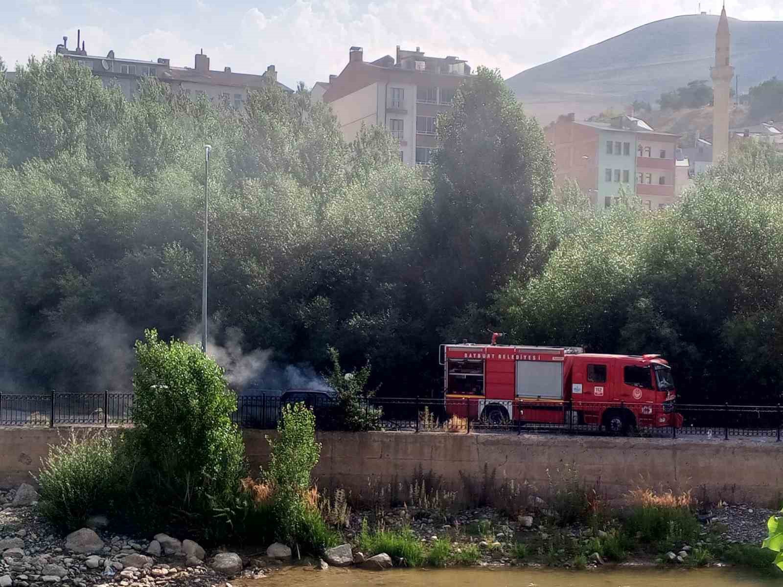 Bayburt’ta park halindeki otomobil alev aldı 