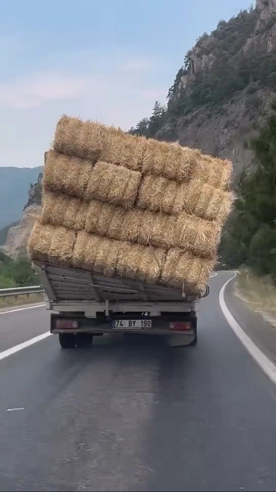 Saman yüklü kamyonun tehlikeli yolculuğu kamerada 