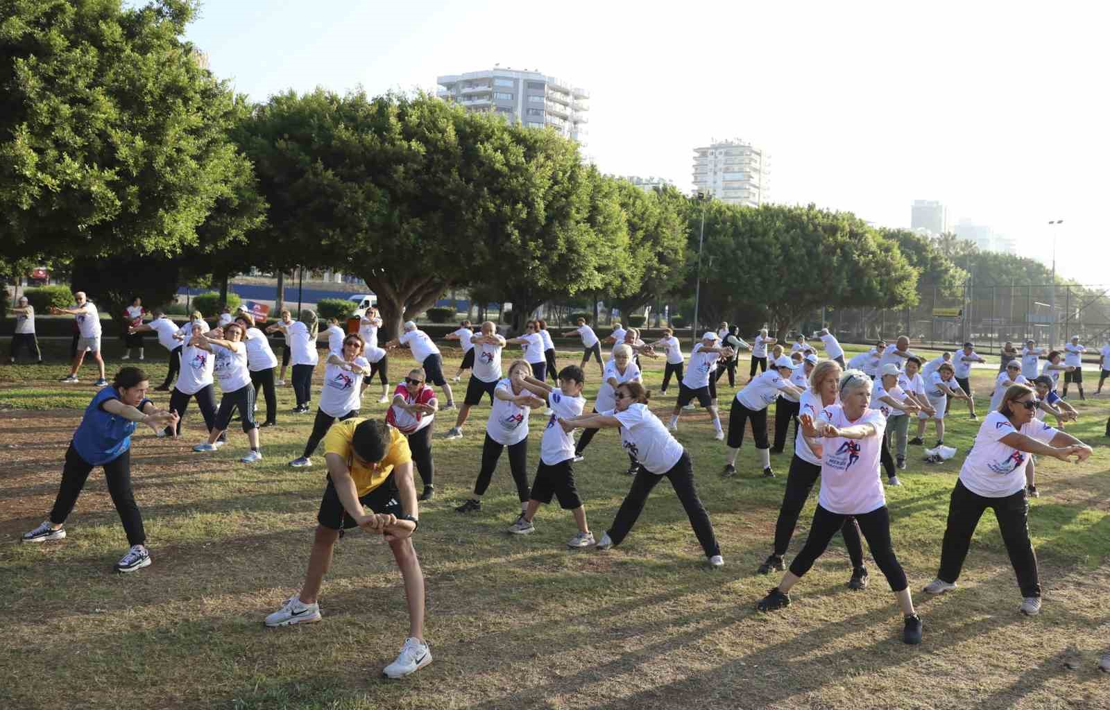 Mersin’de sabah sporları deniz kenarında yoğun ilgiyle devam ediyor 