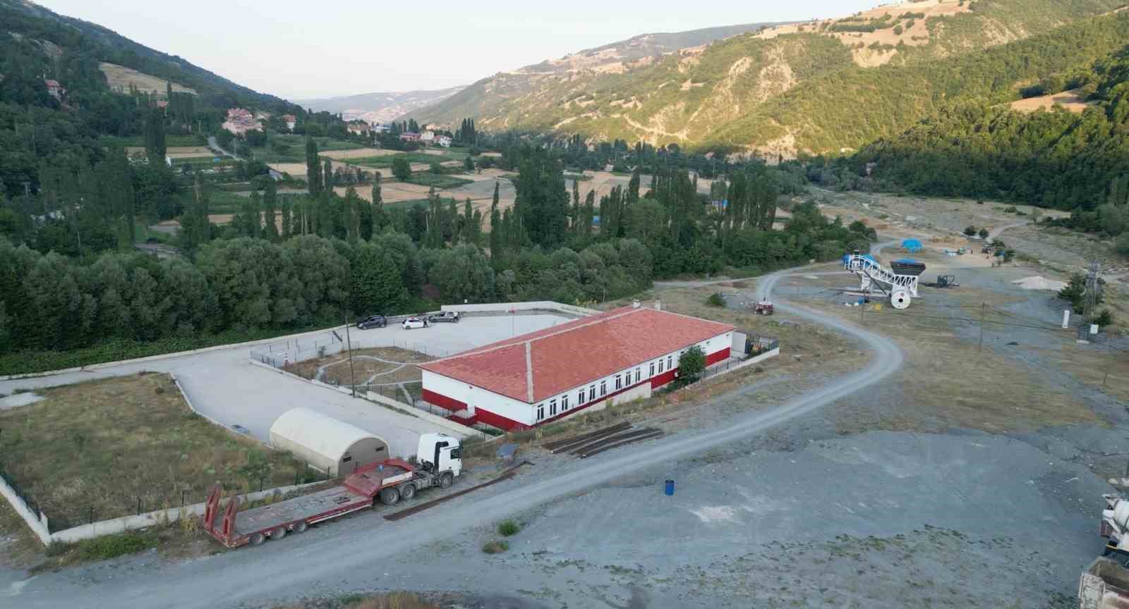 1965 Samsunspor Derneği, kırsaldaki ortaokulu kırmızı-beyaza boyadı 