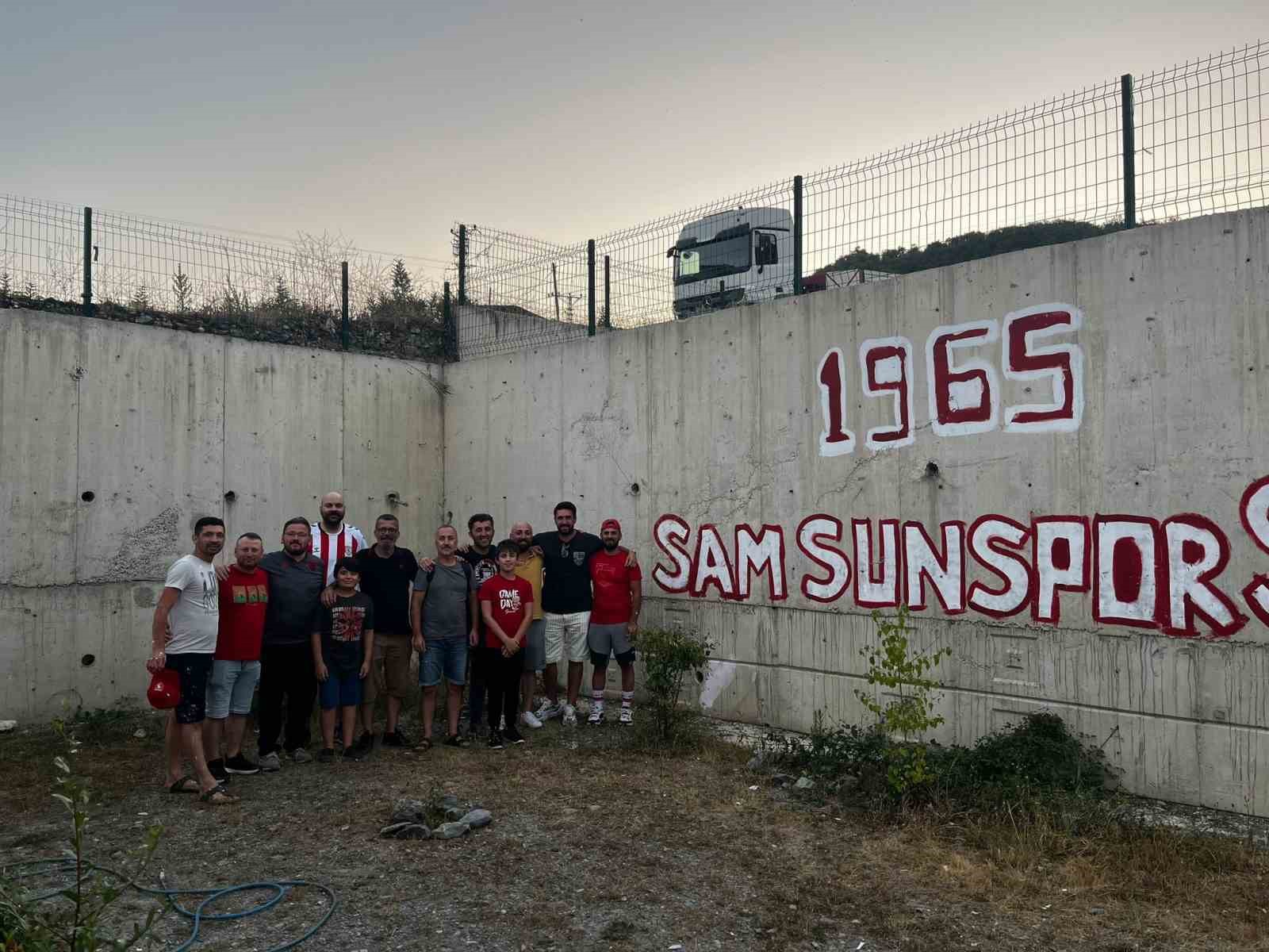 1965 Samsunspor Derneği, kırsaldaki ortaokulu kırmızı-beyaza boyadı 