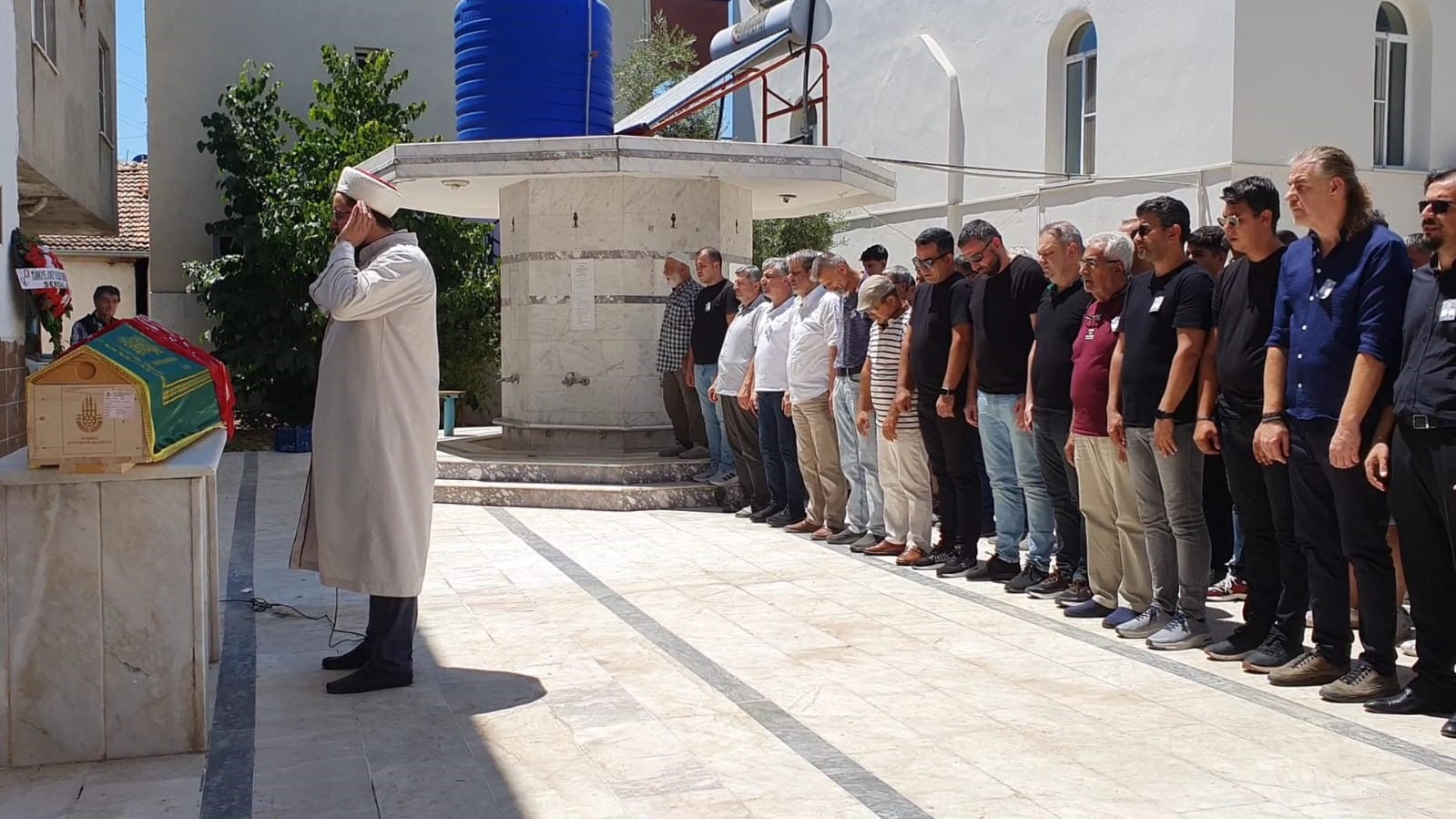 Evinde ölü bulunan yarış spikeri toprağa verildi 
