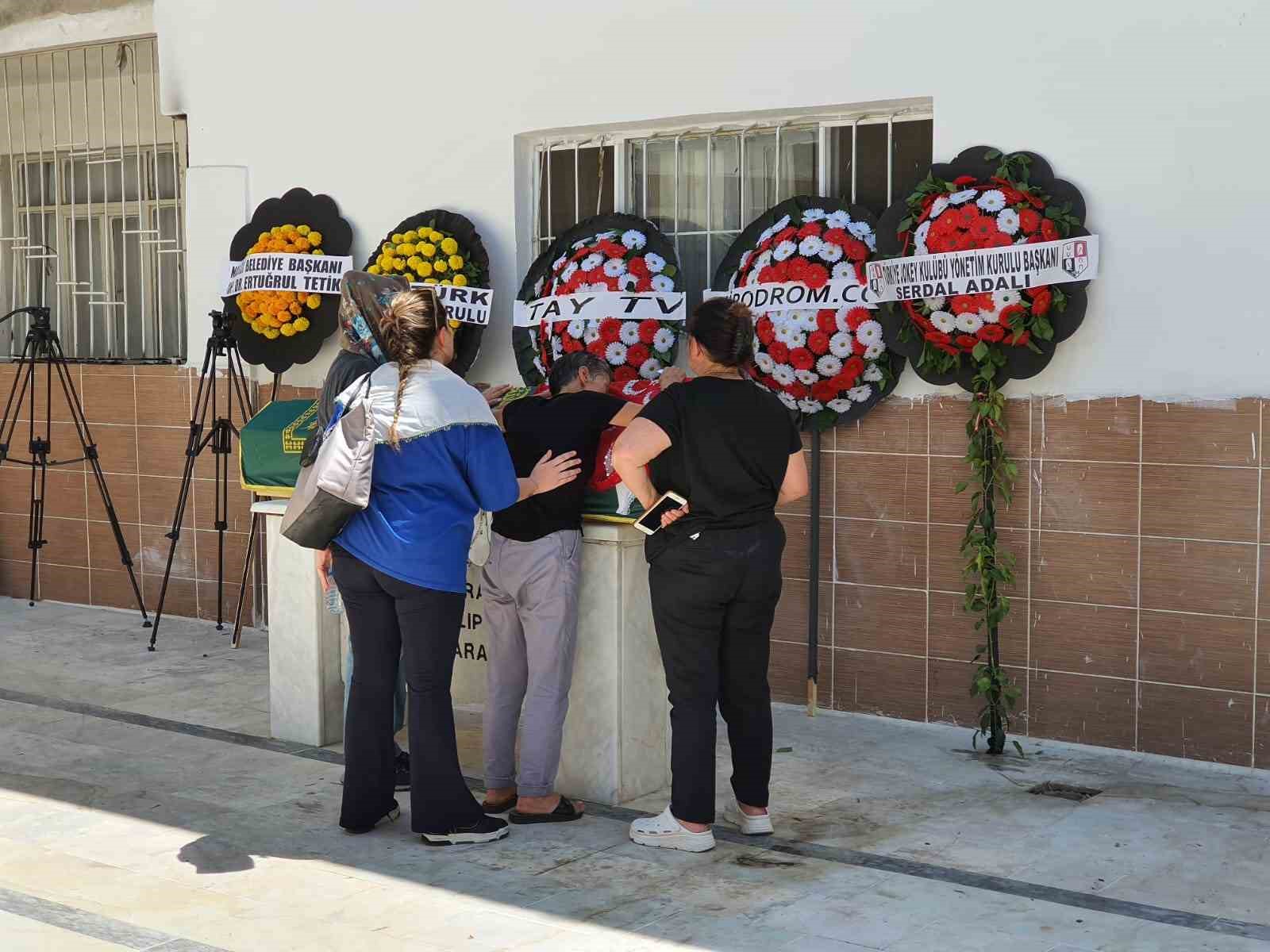 Evinde ölü bulunan yarış spikeri toprağa verildi 