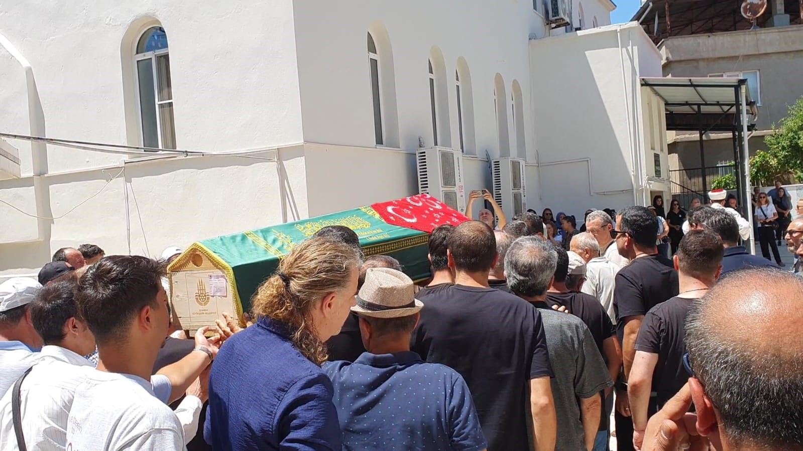 Evinde ölü bulunan yarış spikeri toprağa verildi 