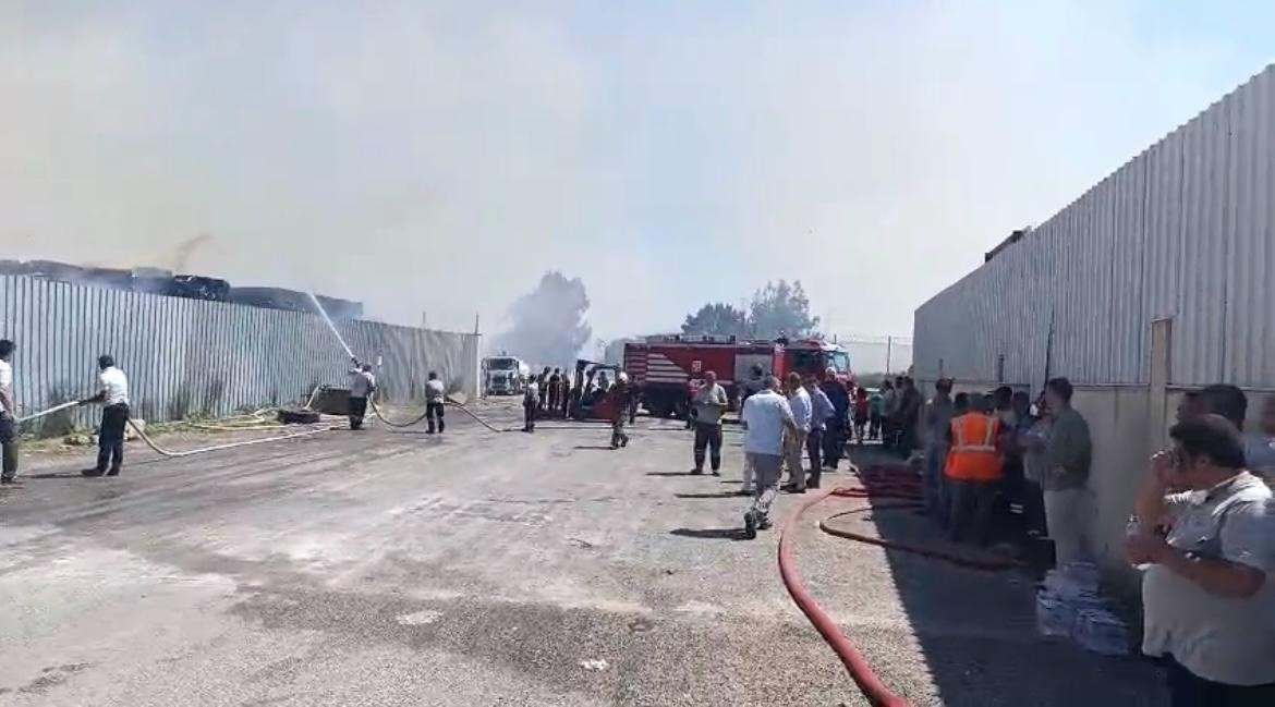Torbalı’da kağıt fabrikasındaki yangına müdahale sürüyor 