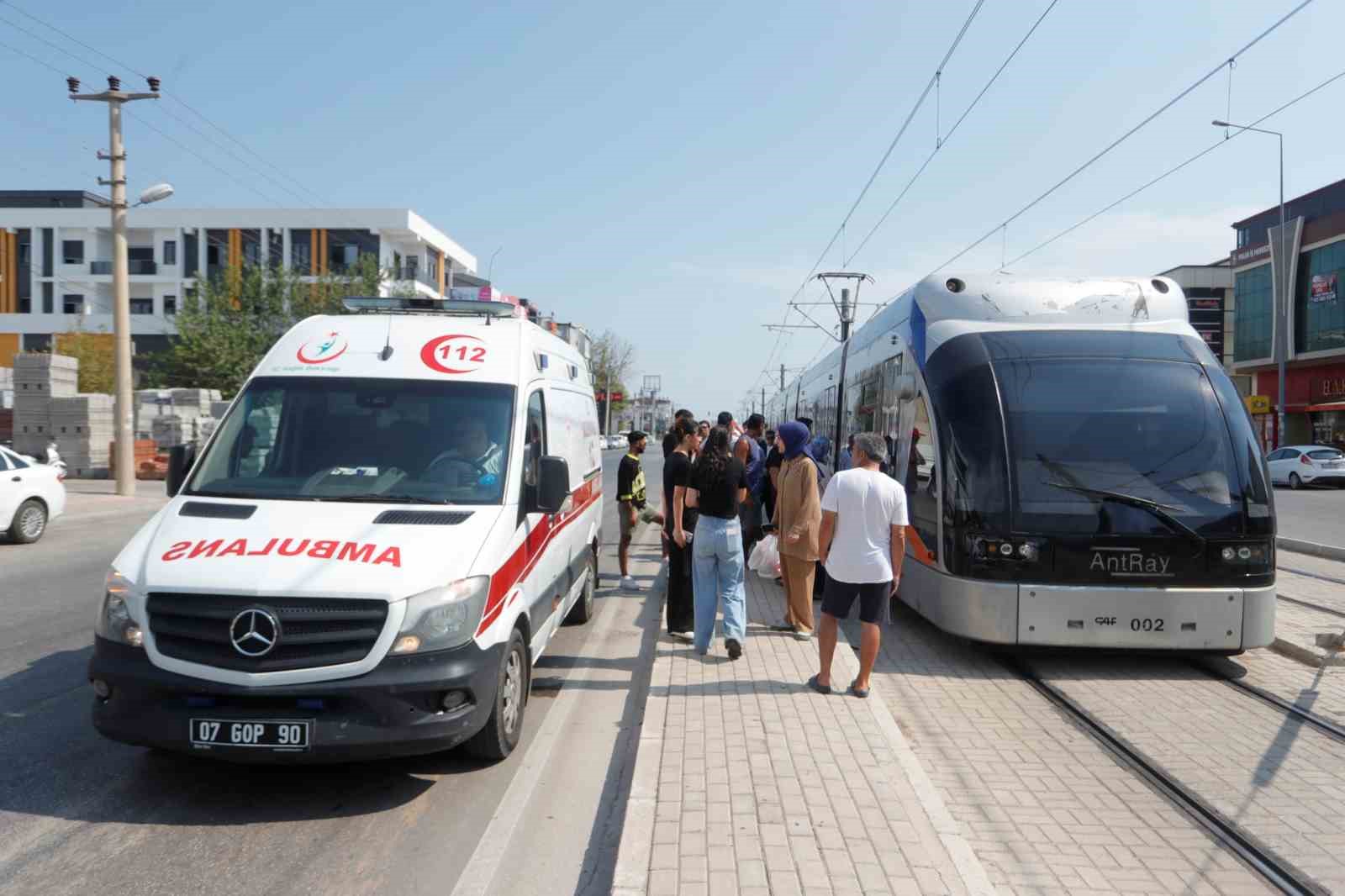 Tramvayın çarptığı genç kız yaralandı 