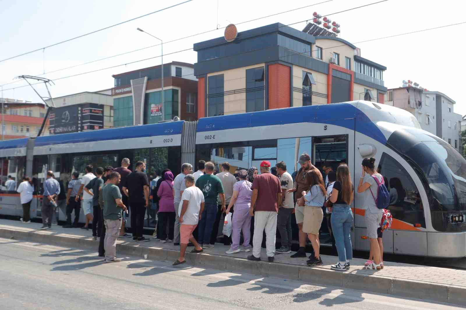 Tramvayın çarptığı genç kız yaralandı 