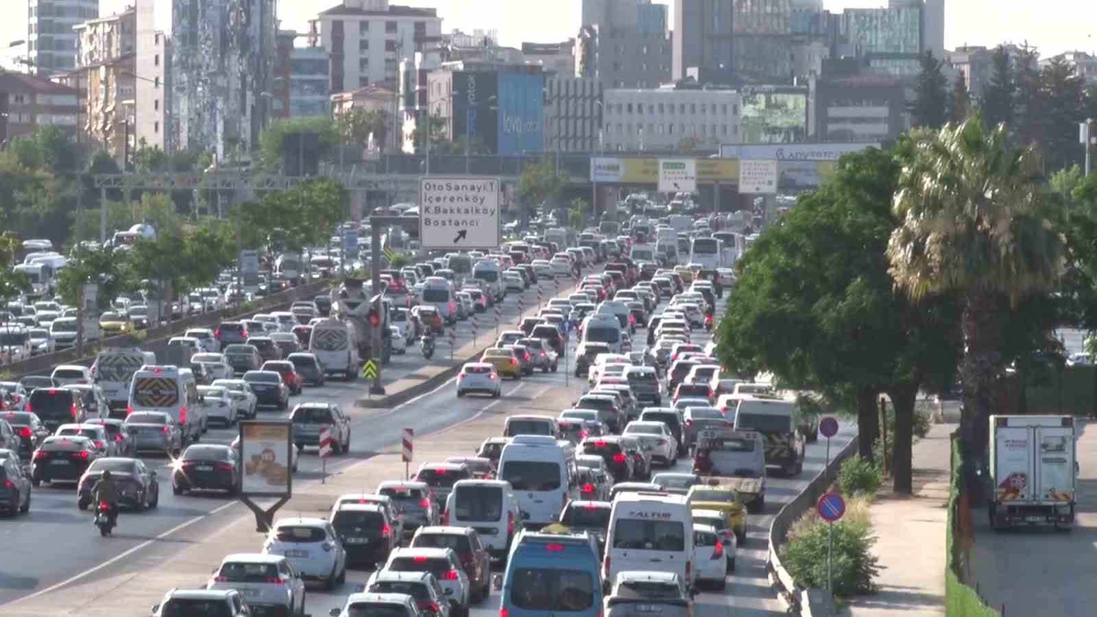 İstanbul’da haftanın ilk mesai gününde trafik yoğunluğu yaşanıyor 