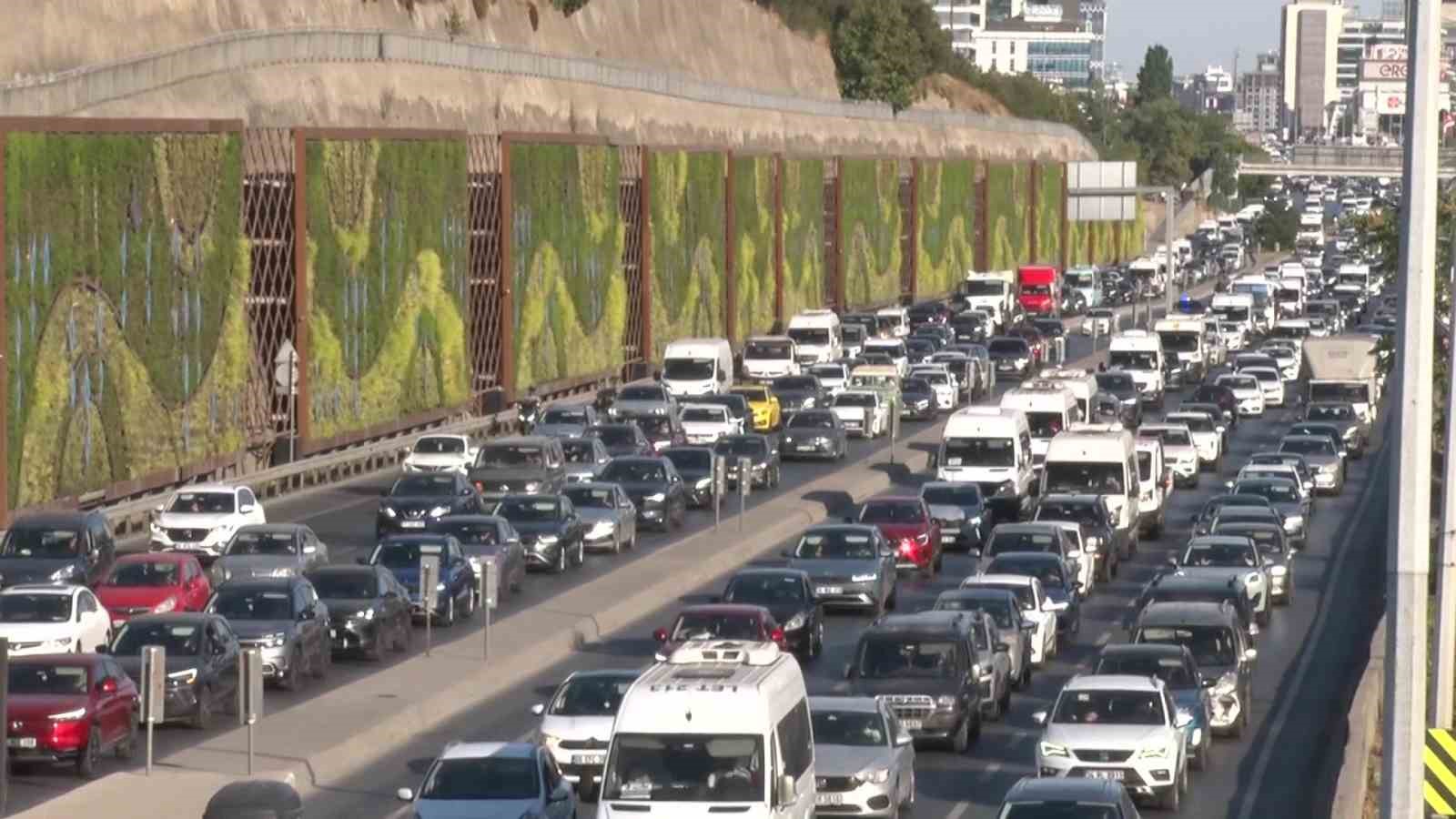 İstanbul’da haftanın ilk mesai gününde trafik yoğunluğu yaşanıyor 