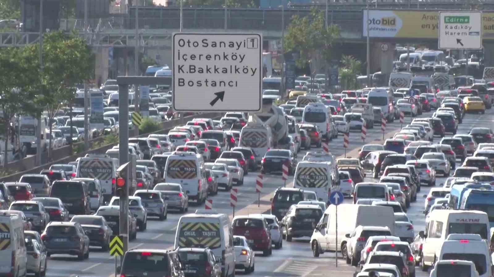 İstanbul’da haftanın ilk mesai gününde trafik yoğunluğu yaşanıyor 