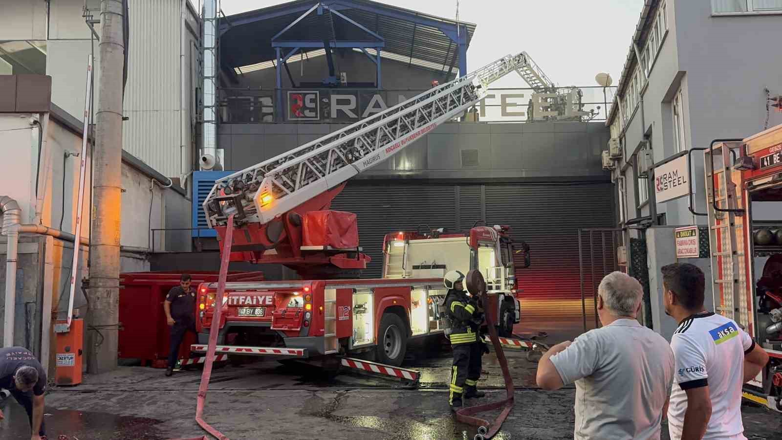 Kocaeli’de demir çelik fabrikasında yangın 