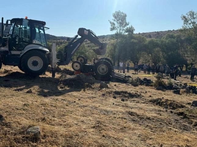 Tarlada devrilen traktörün altında kalan çift hayatını kaybetti 