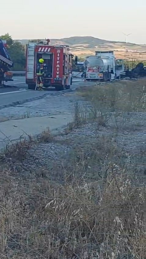 Otoyolda tır ile akaryakıt tankeri çarpıştı: 1 yaralı 